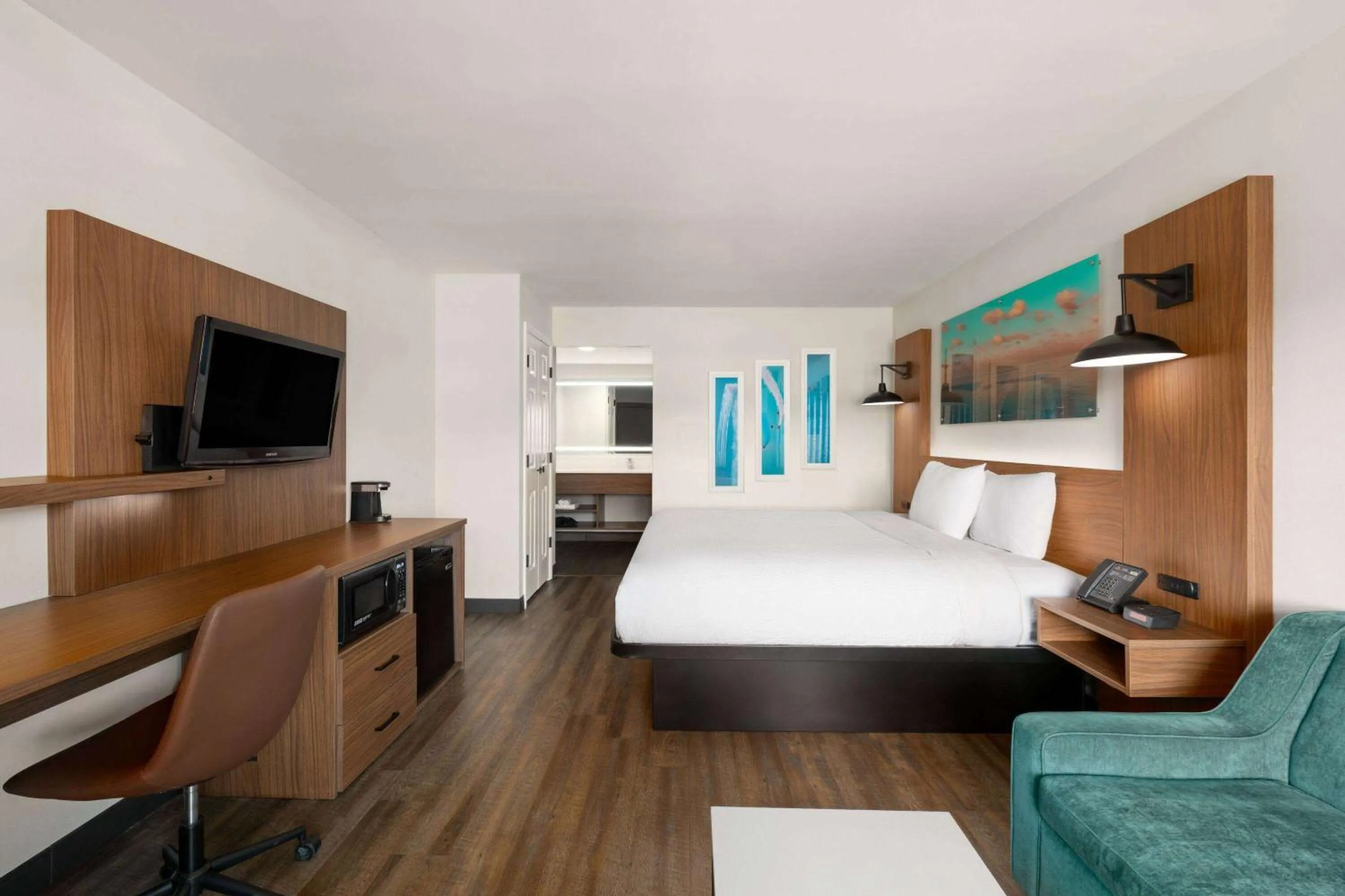 Photo of the whole room, Bed in La Quinta Inn by Wyndham San Diego - Miramar