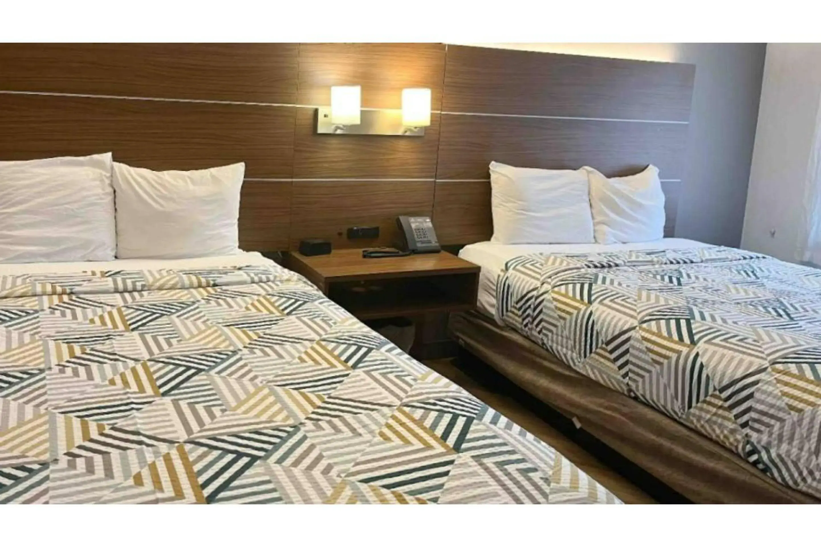 Deluxe Queen Room with Two Queen Beds - Non-Smoking in Motel 6 Phoenix, AZ Midtown Deluxe Queen Room with Two Queen Beds - Non-Smoking in Motel 6 Phoenix, AZ Midtown