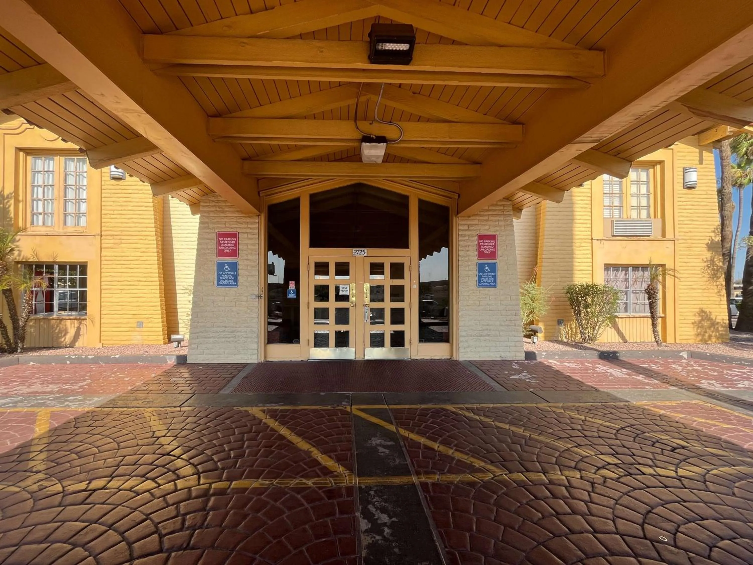 Property building in Motel 6 Phoenix, AZ Midtown