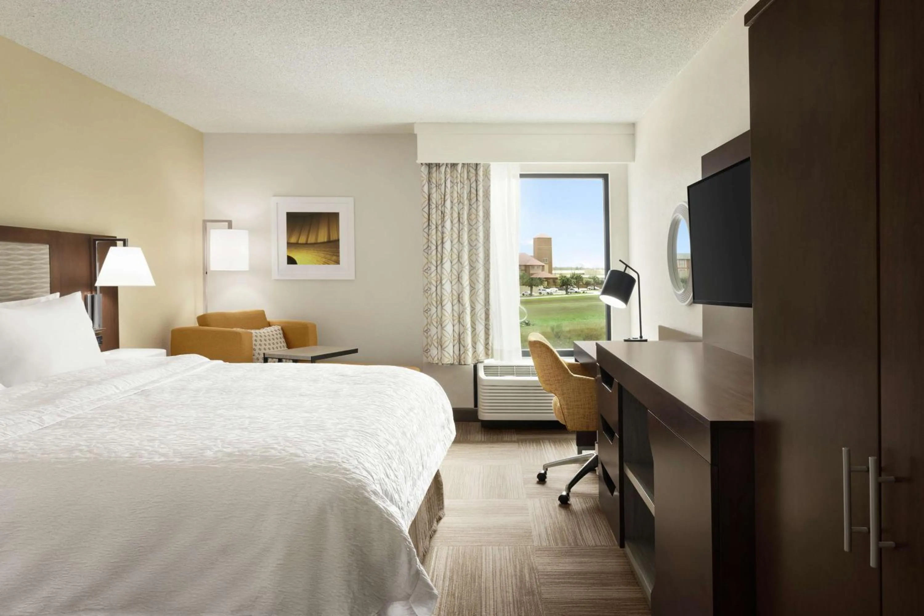 Photo of the whole room, Bed in Hampton Inn Houston Hobby Airport