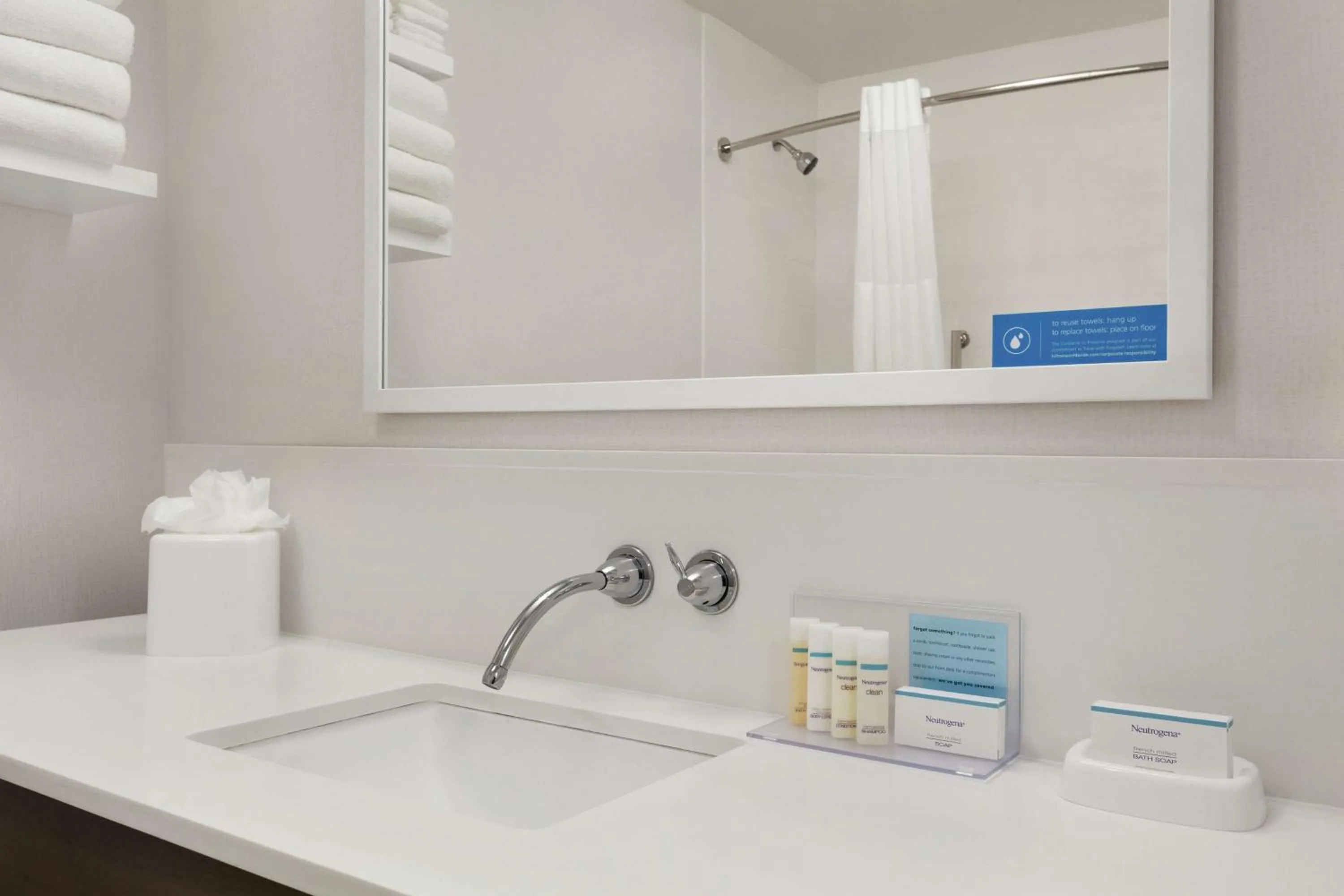 Bathroom in Hampton Inn Houston Hobby Airport