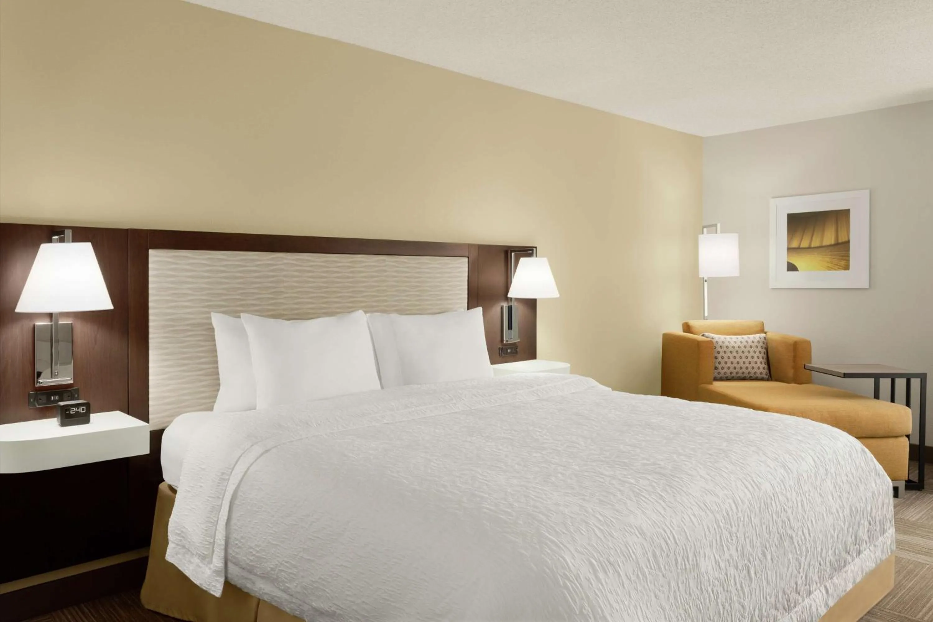 Photo of the whole room, Bed in Hampton Inn Houston Hobby Airport