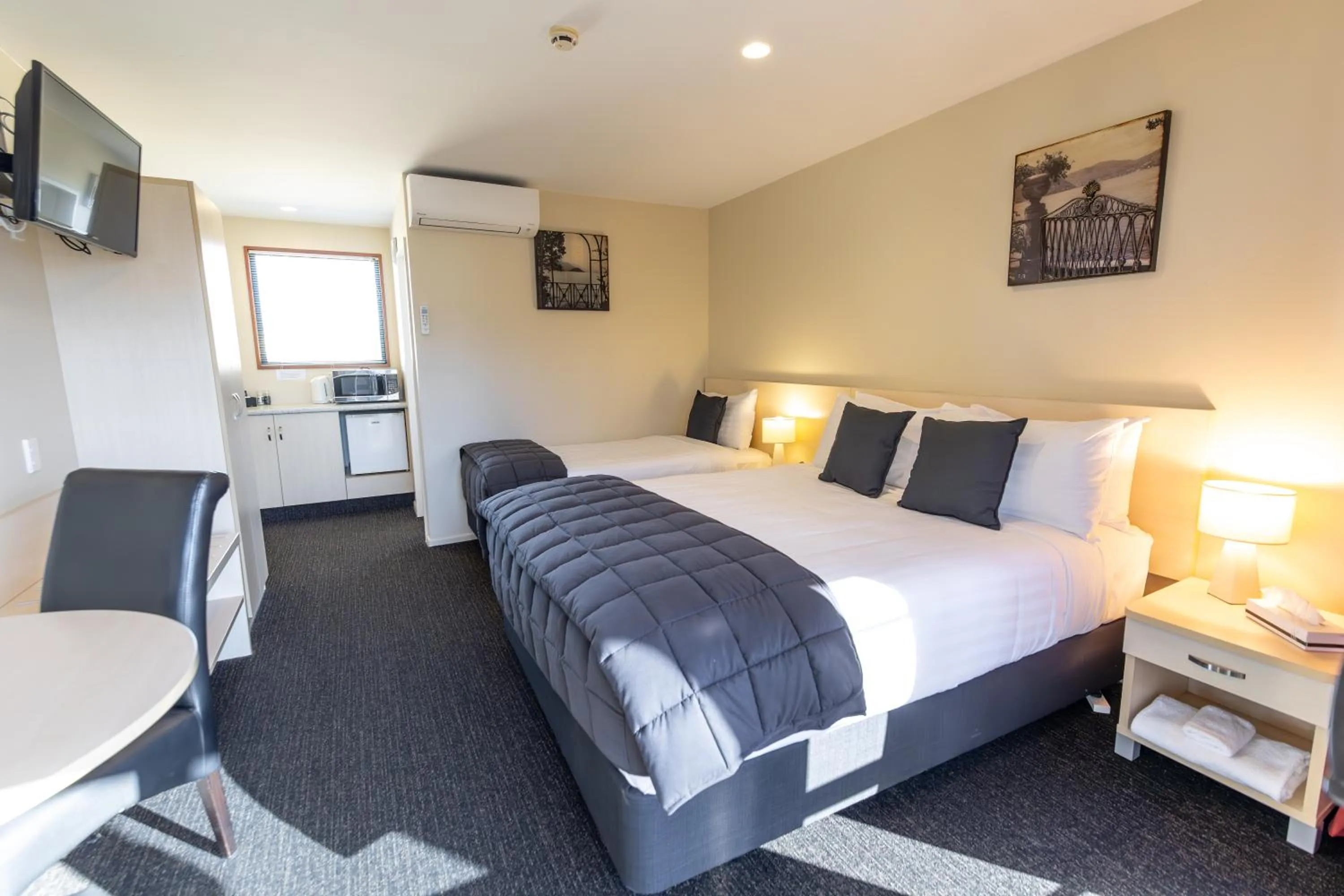 Bed in Lobster Inn Motel