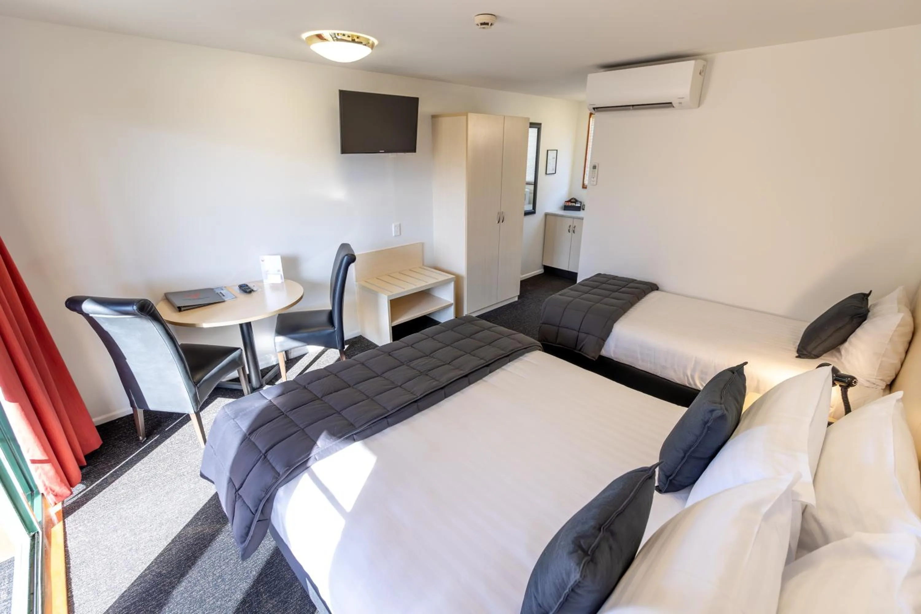 Bed in Lobster Inn Motel