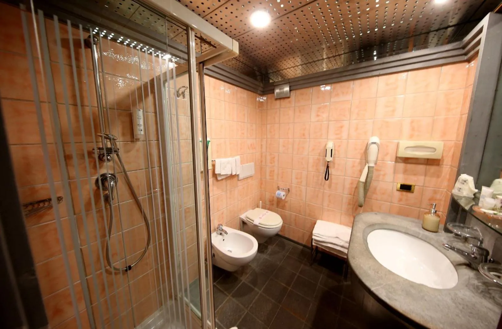 Bathroom in HR Hotel