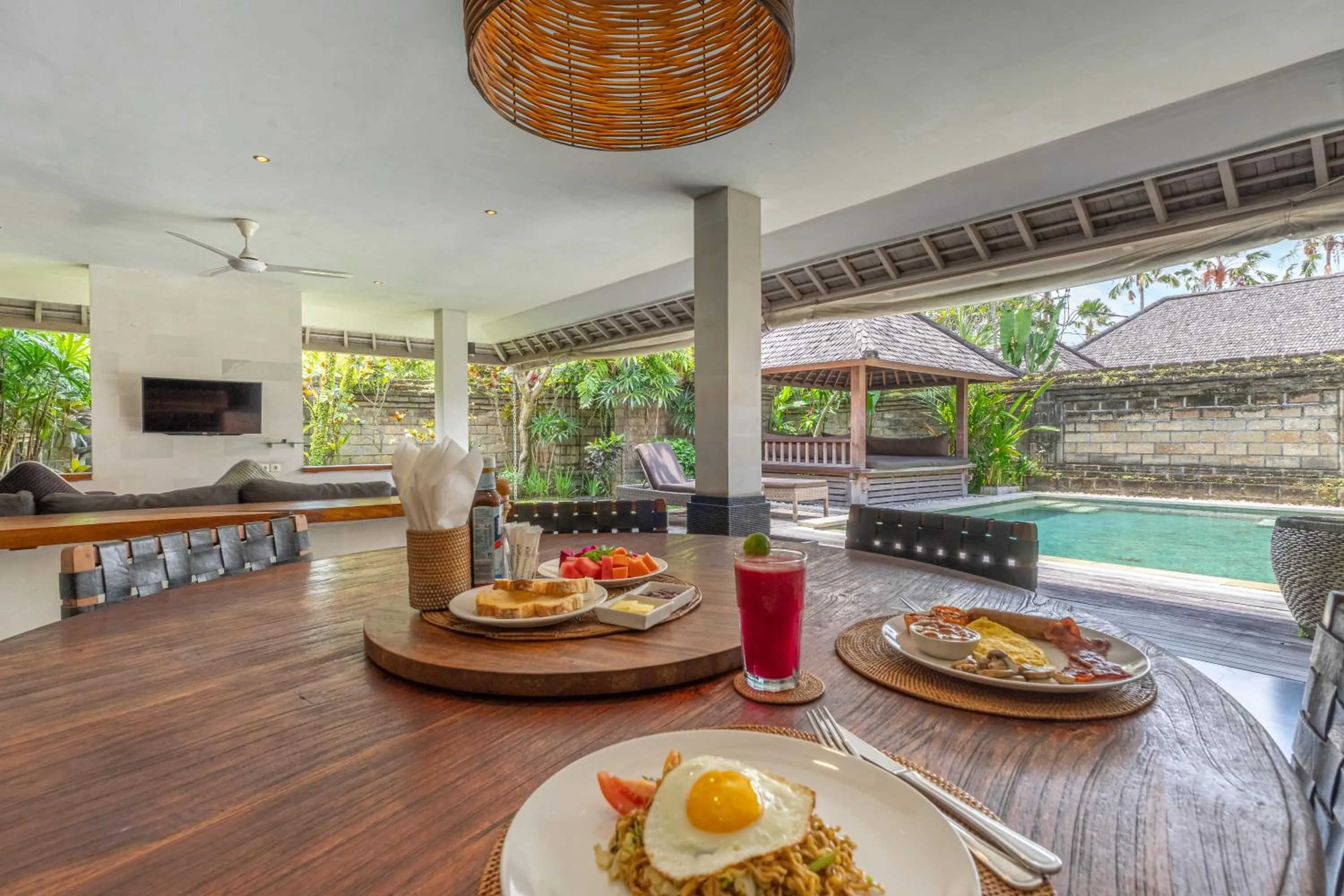 Breakfast in Anyar Estate