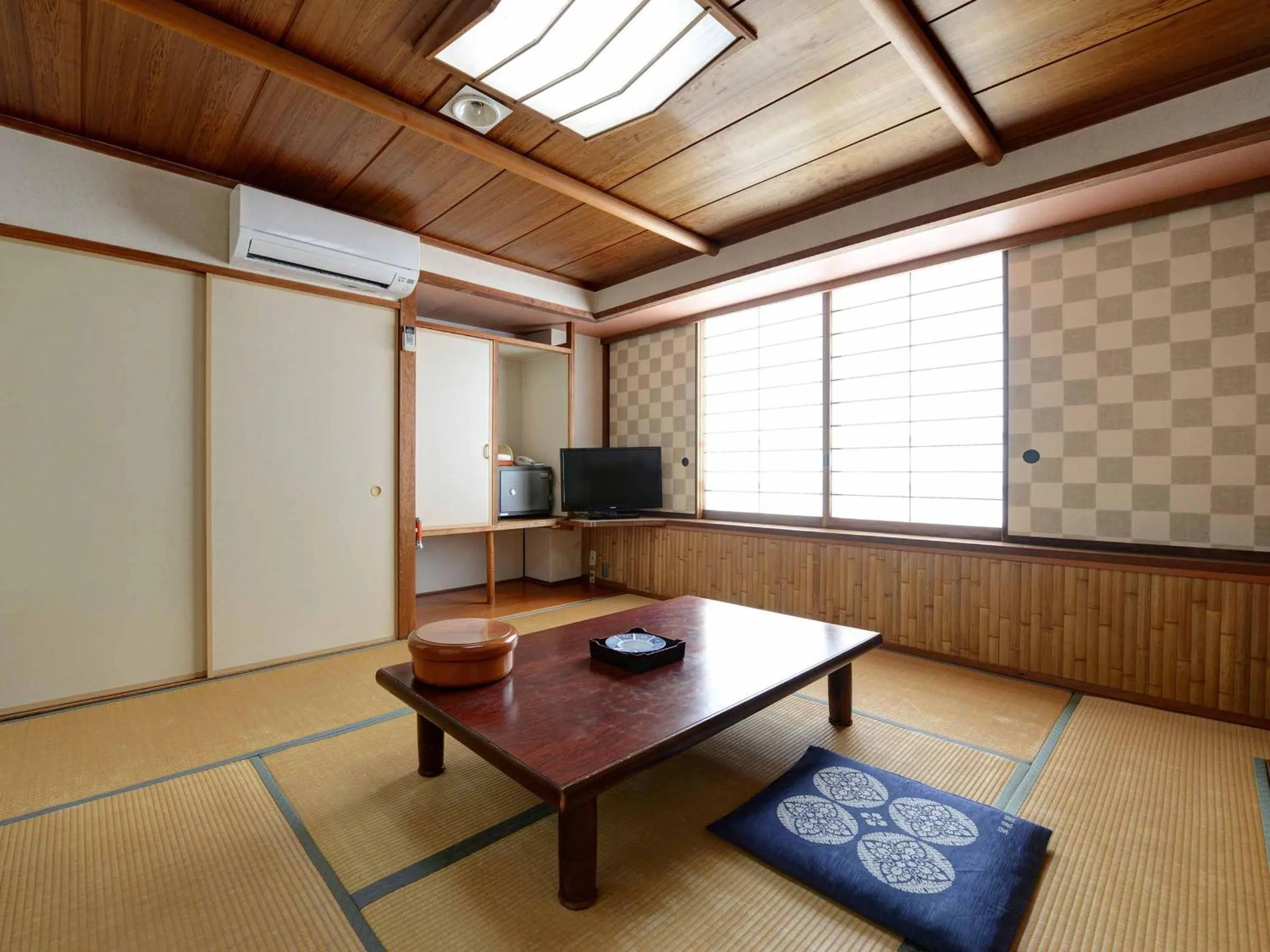 Photo of the whole room in Suisenkaku