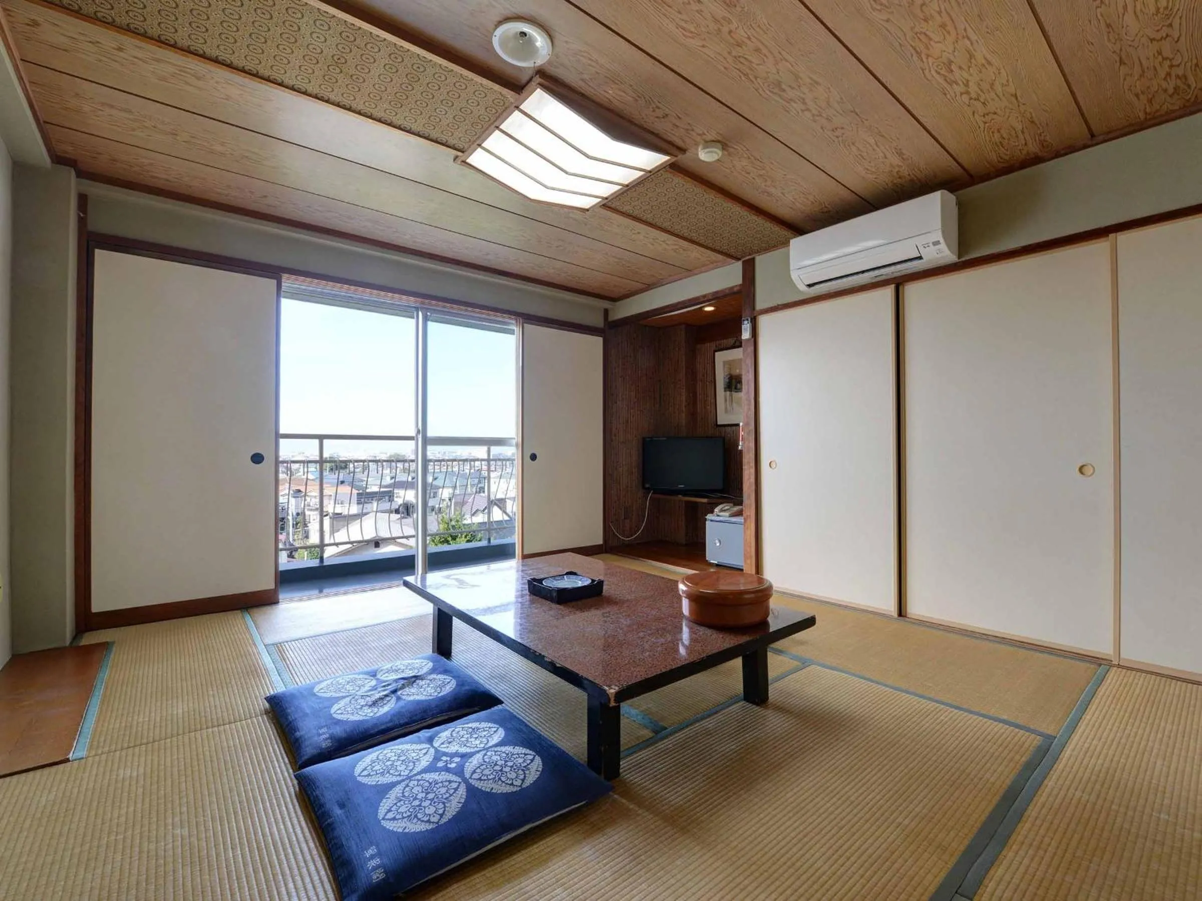 Photo of the whole room in Suisenkaku