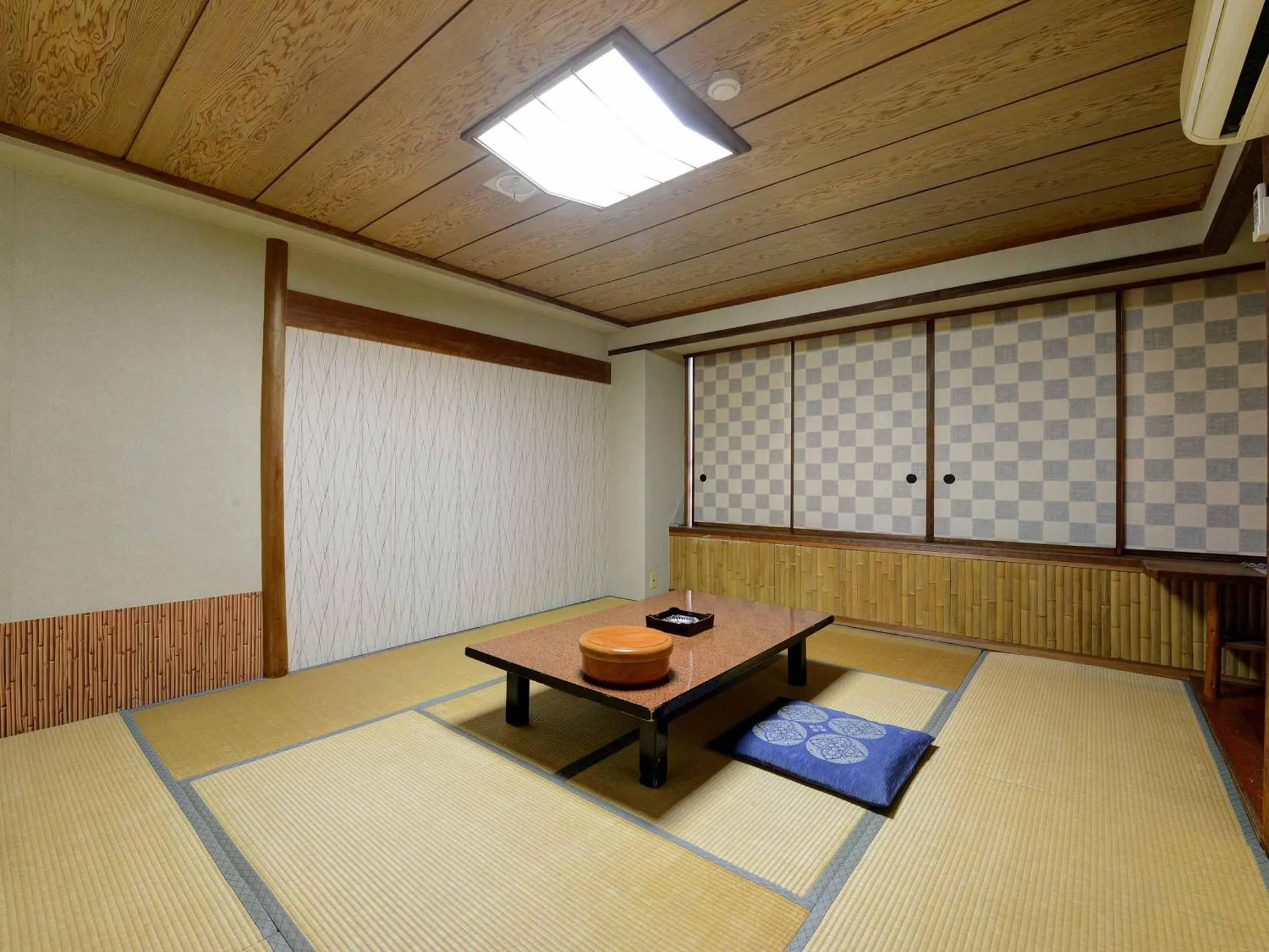 Photo of the whole room in Suisenkaku