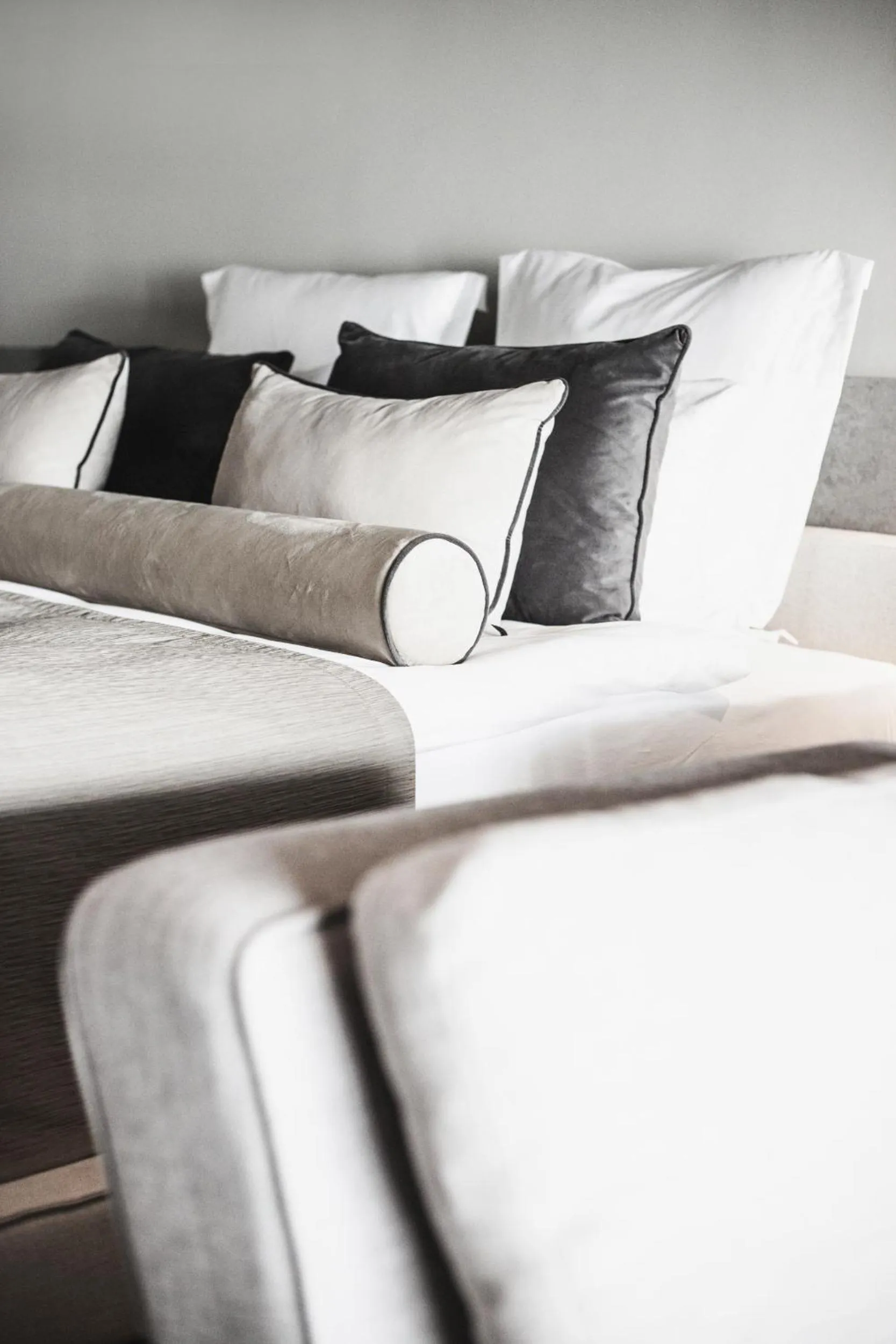 Bedroom, Bed in Paloma Finesse Side