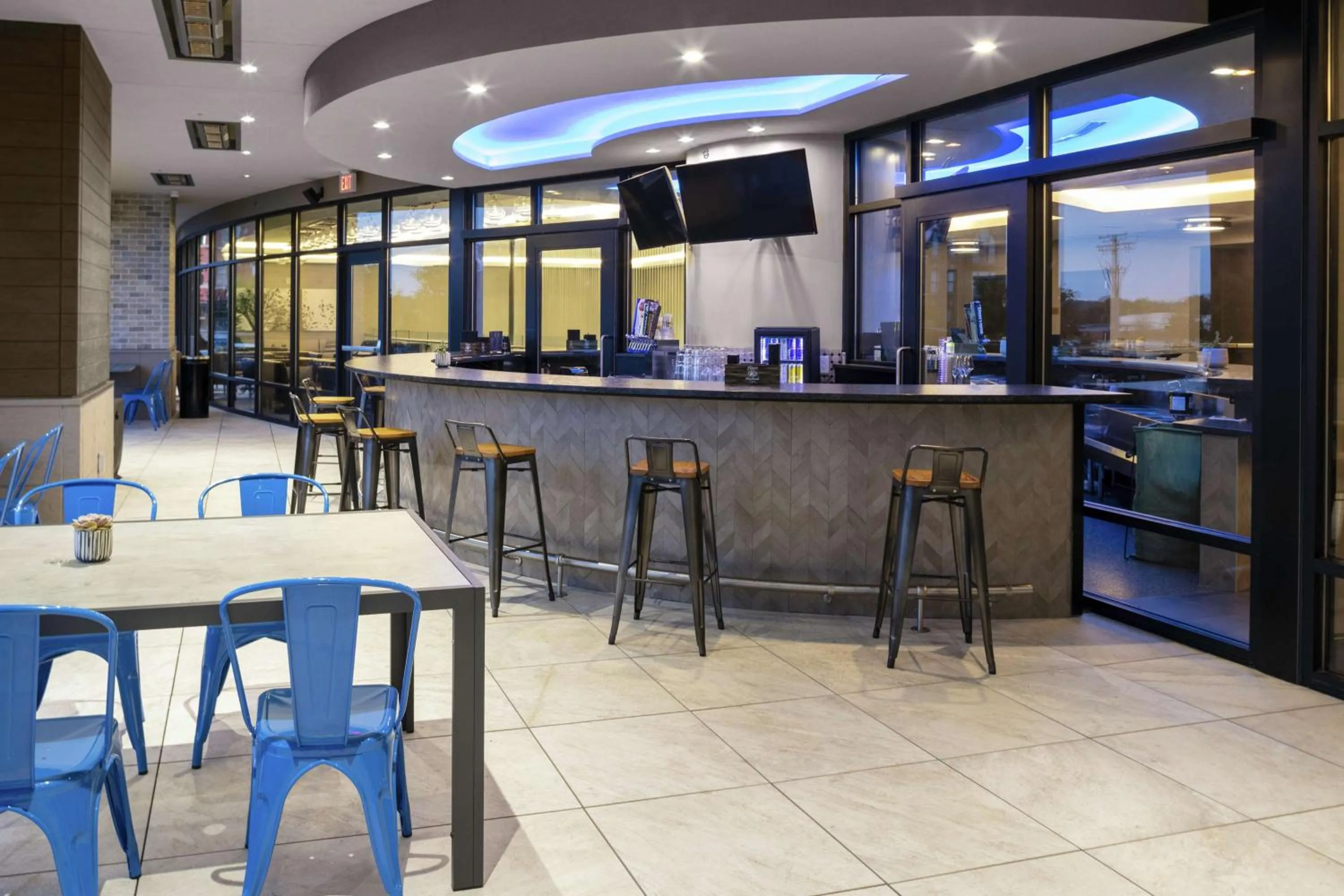 Lounge or bar in Embassy Suites By Hilton Grand Rapids Downtown