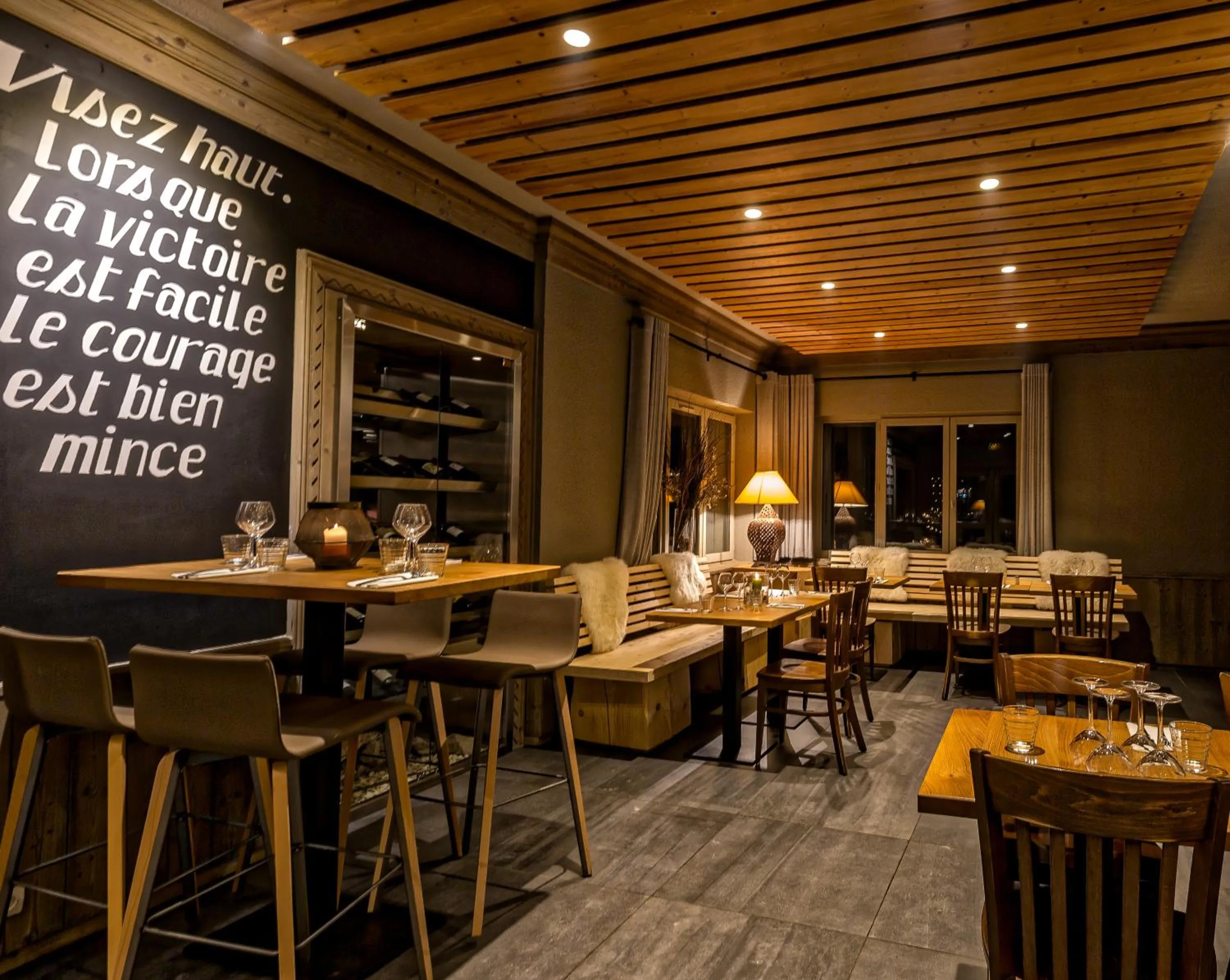 Restaurant/places to eat in Hillary Hotel