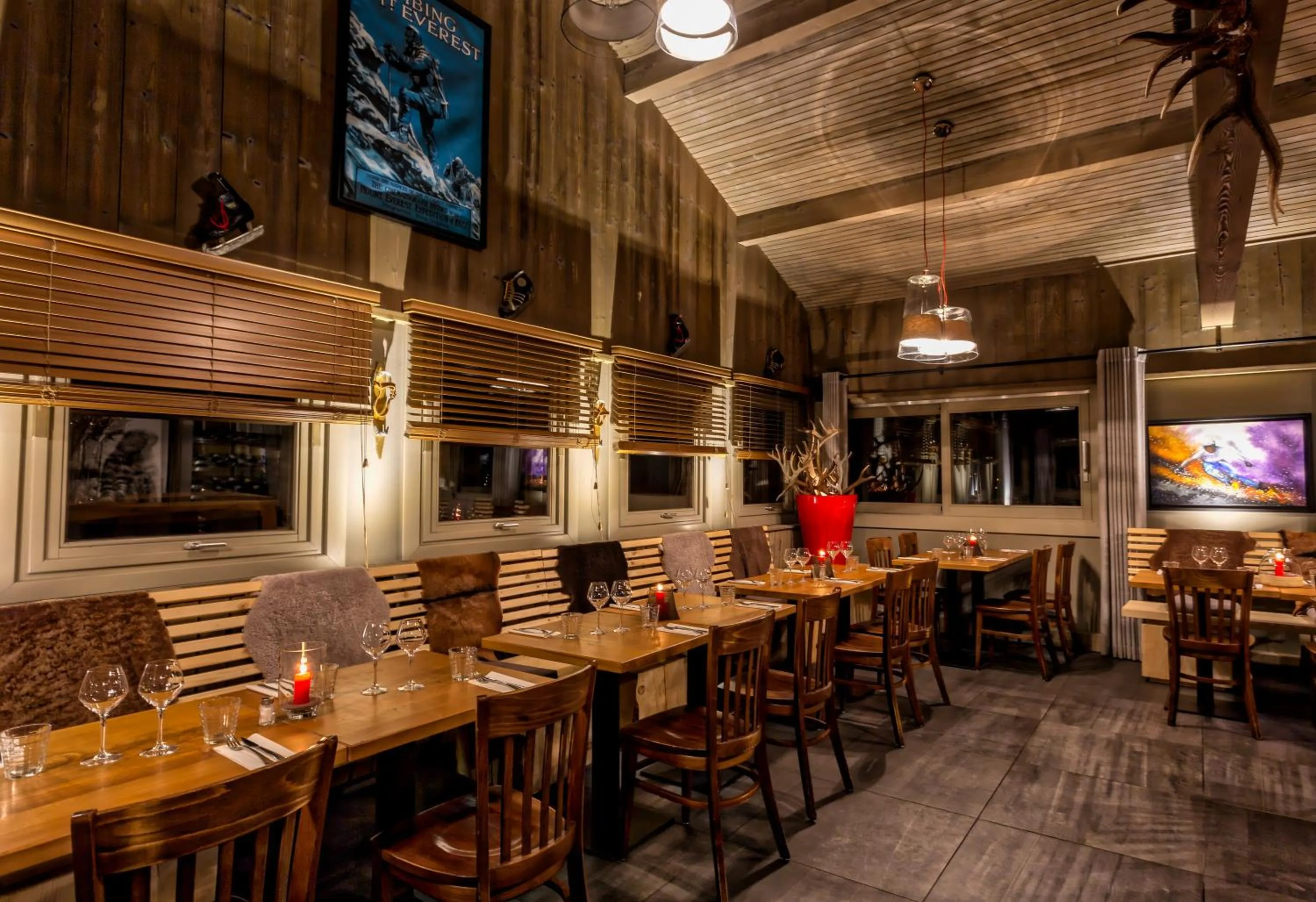 Restaurant/places to eat in Hillary Hotel