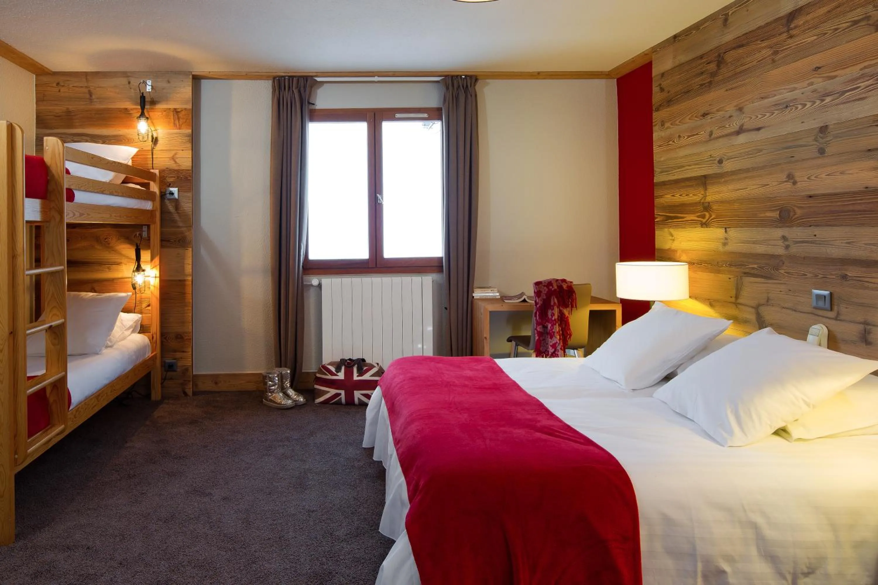 Photo of the whole room, Bed in Hillary Hotel