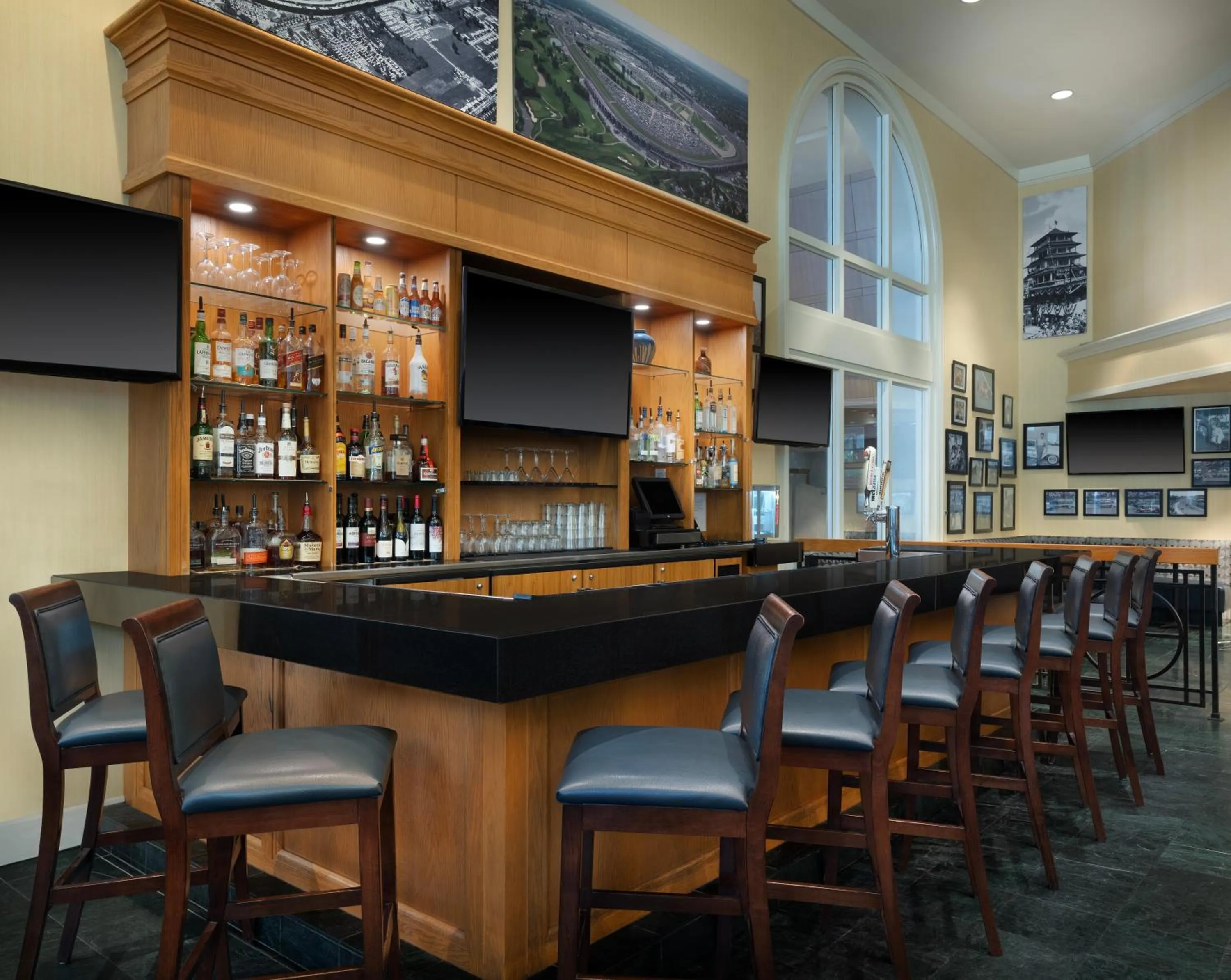 Lounge or bar in Hilton Indianapolis Hotel & Suites