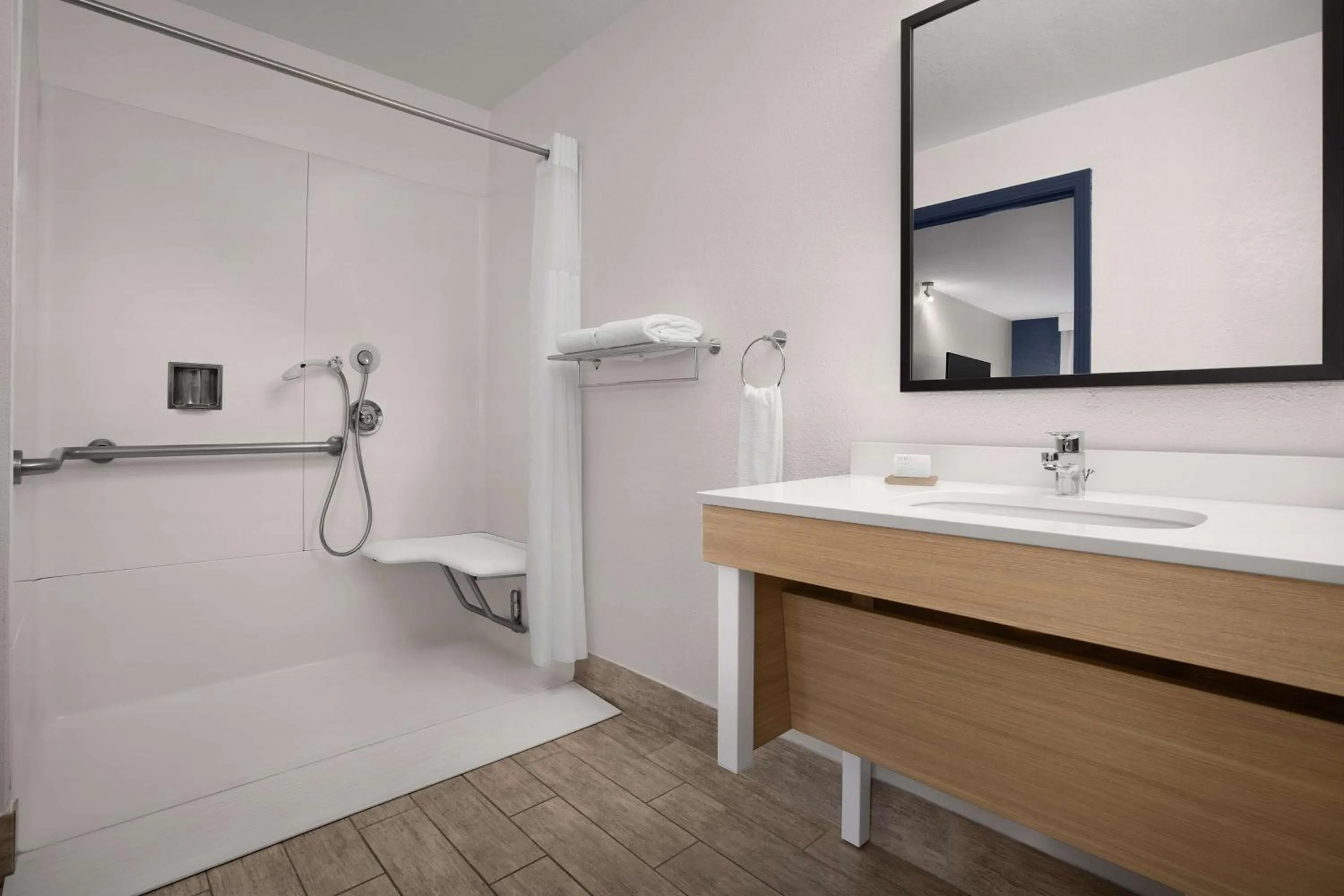 Bathroom in La Quinta by Wyndham San Jose Airport