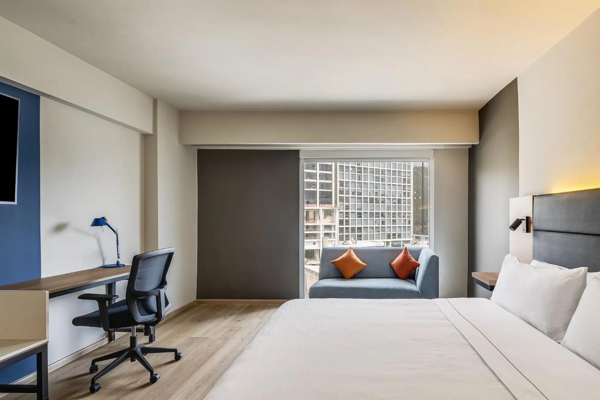 Bedroom, Bed in Fiesta Inn Monterrey Valle