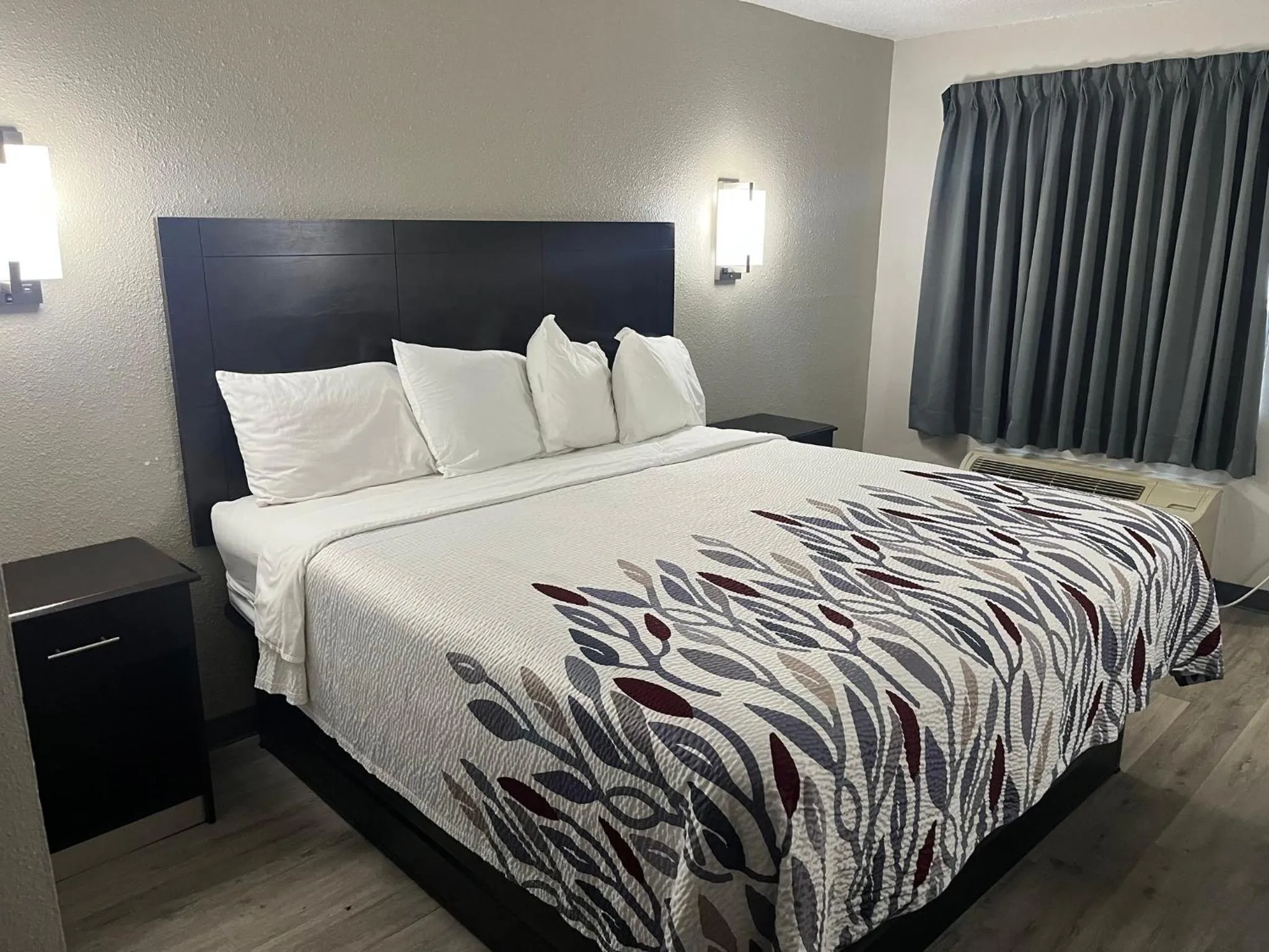 Photo of the whole room, Bed in Red Roof Inn Kimball, TN I-24