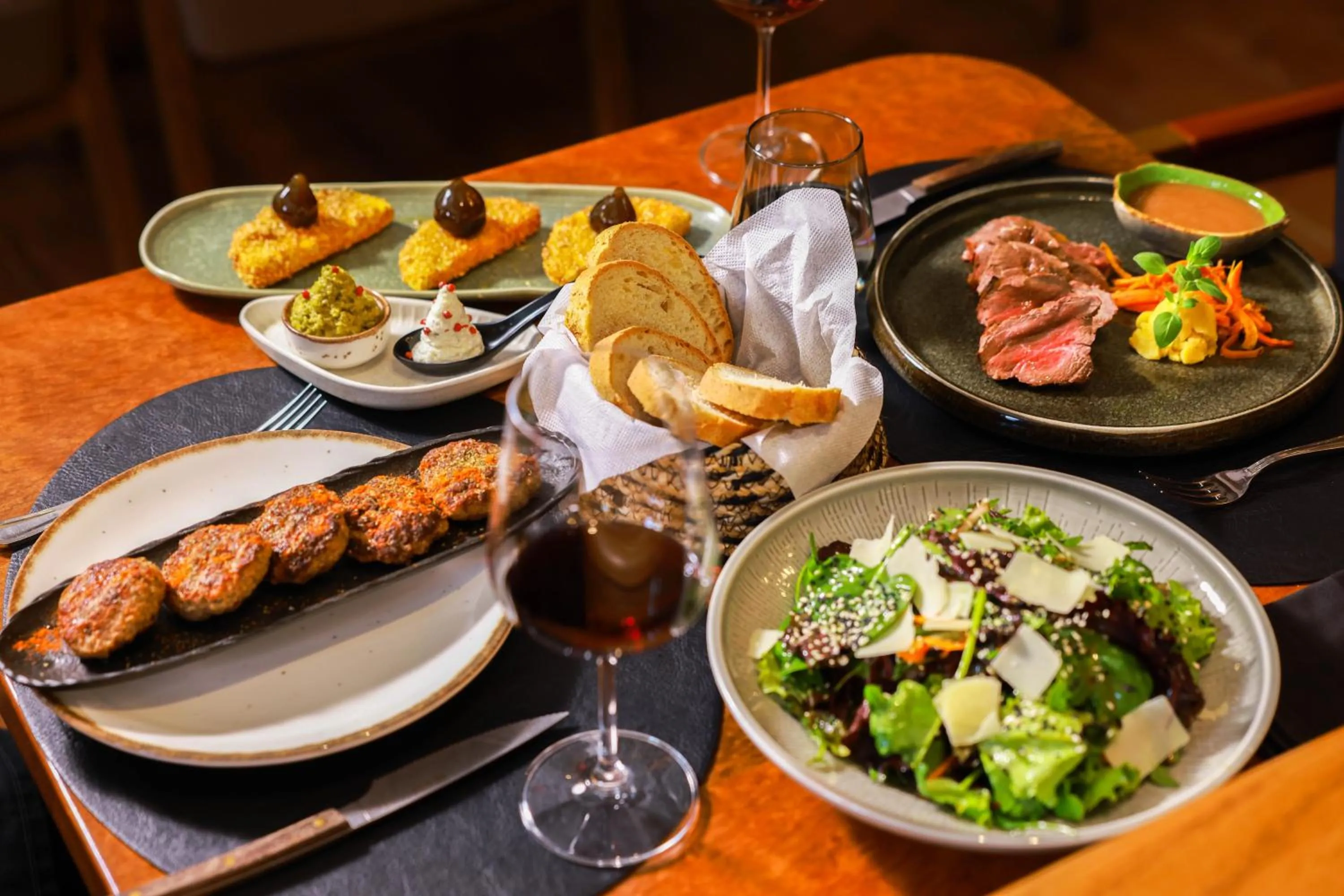 Restaurant/places to eat in Vila Ebel Hotel Pool & Spa