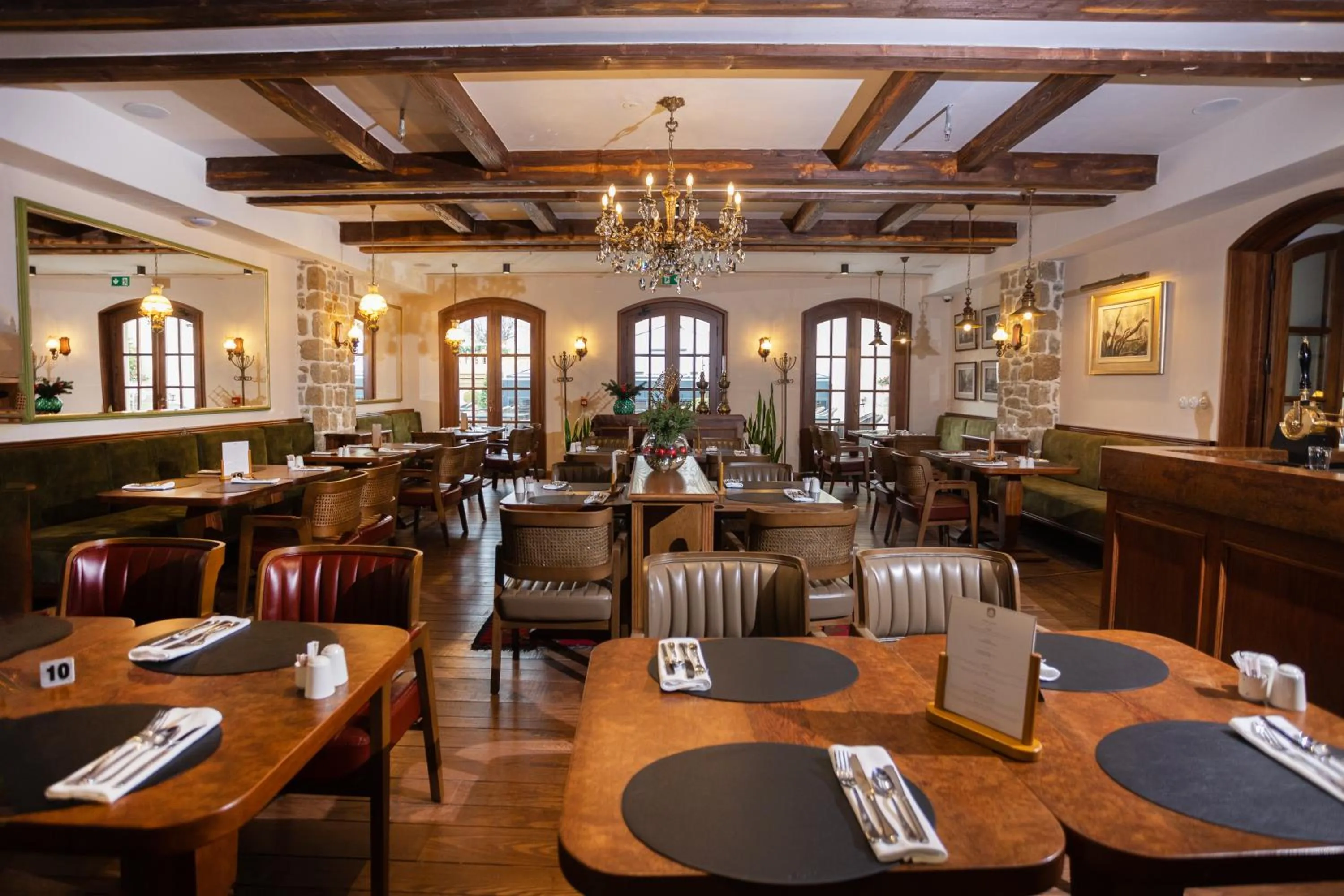 Restaurant/places to eat in Vila Ebel Hotel Pool & Spa