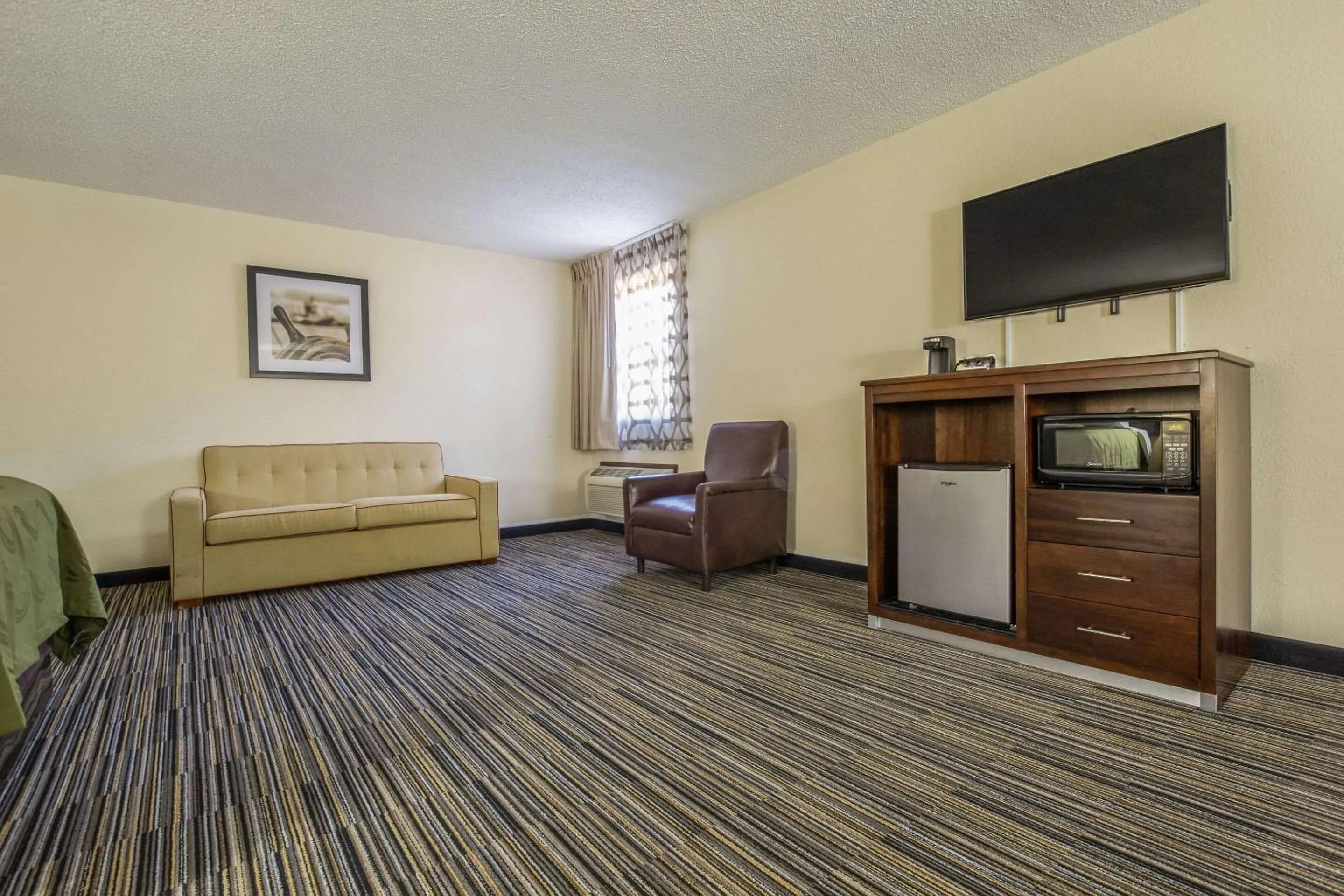 Photo of the whole room in Quality Inn Grayville