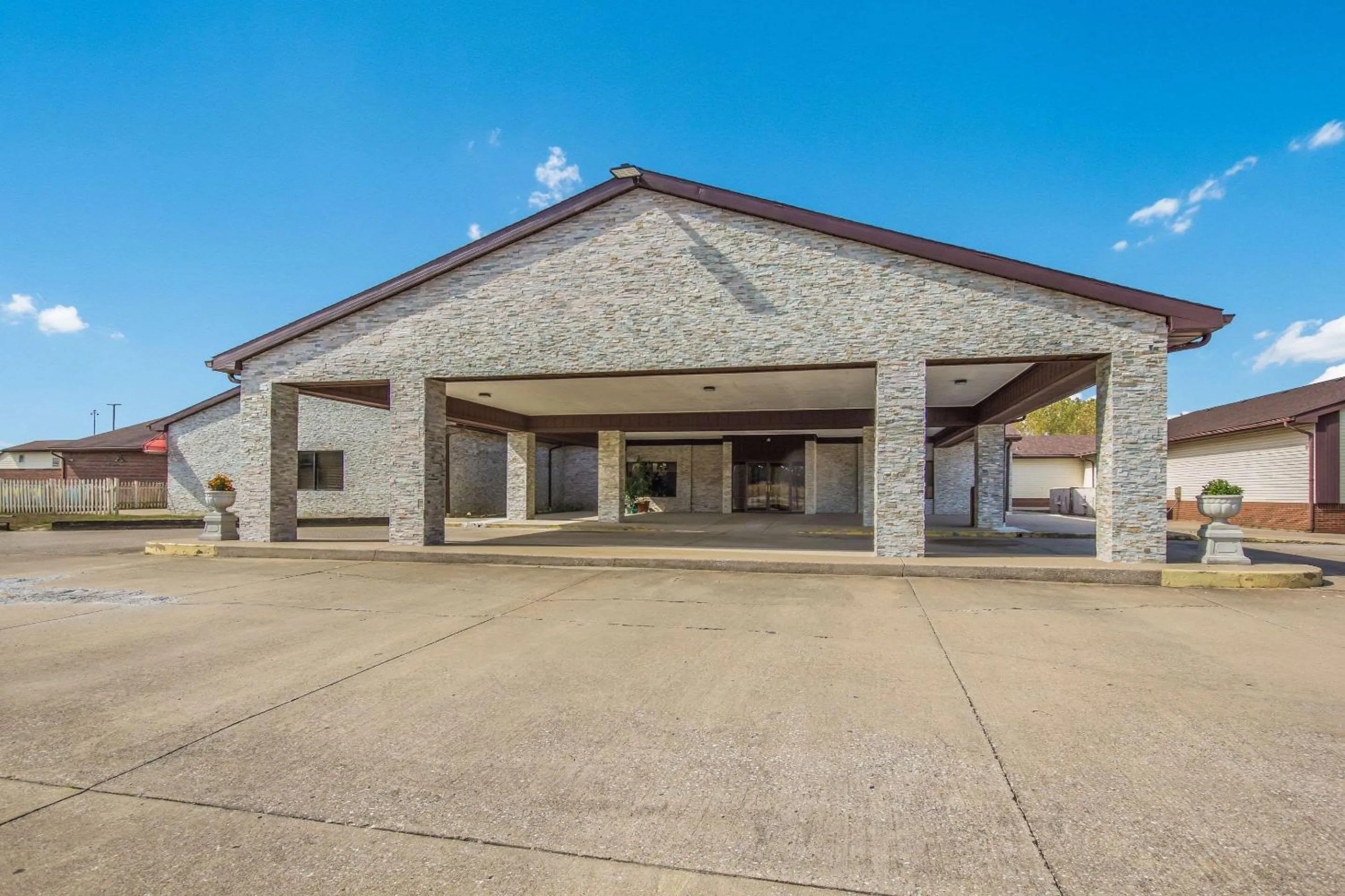 Property building in Quality Inn Grayville