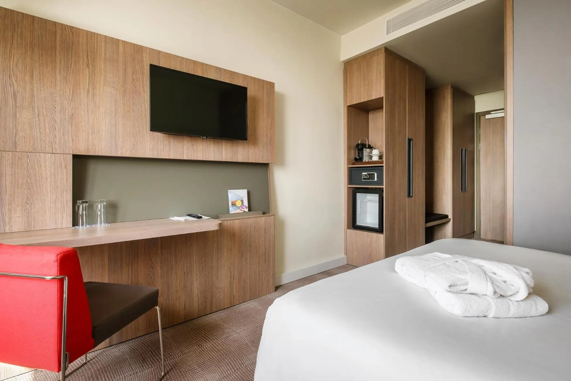 Coffee/tea facilities, Bed in Novotel Almaty City Center