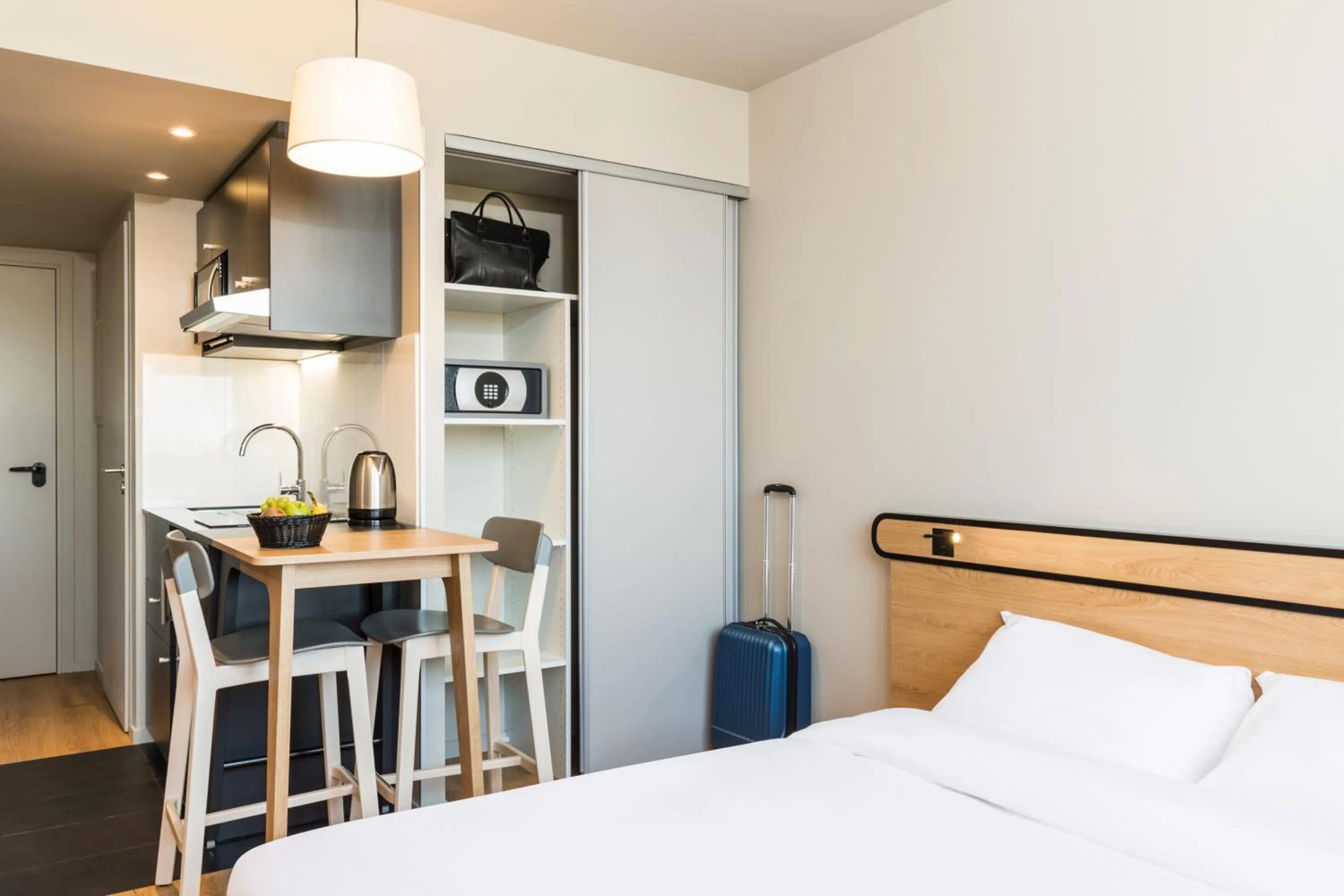 Kitchen or kitchenette, Bed in Aparthotel Adagio access Palaiseau Saclay