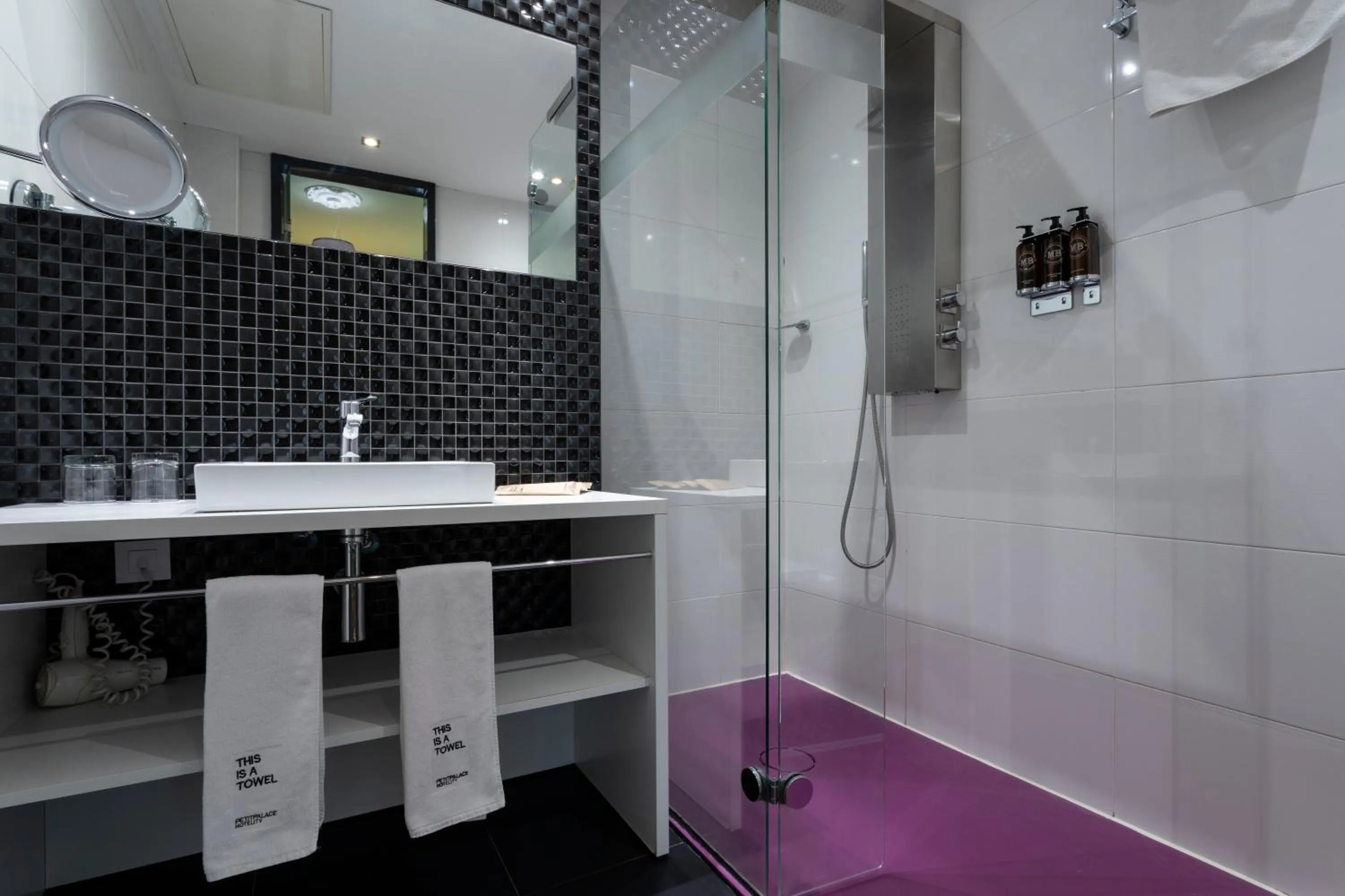 Bathroom in Petit Palace Lealtad Plaza