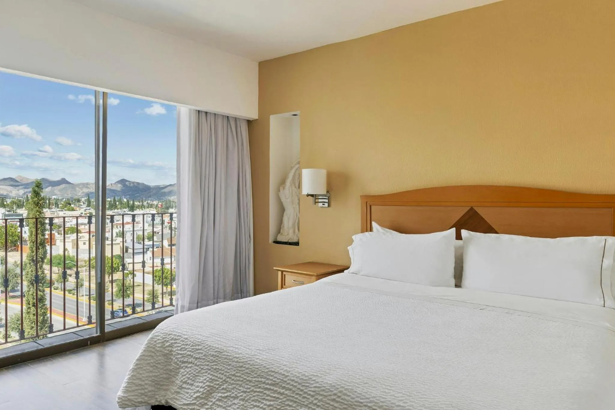 Photo of the whole room, Bed in Fiesta Inn Express Chihuahua