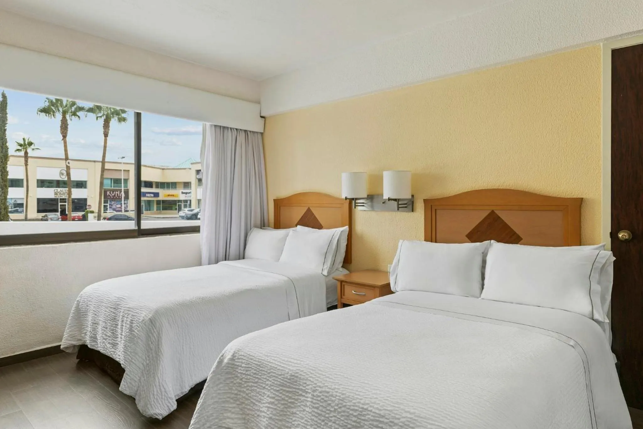 Photo of the whole room, Bed in Fiesta Inn Express Chihuahua