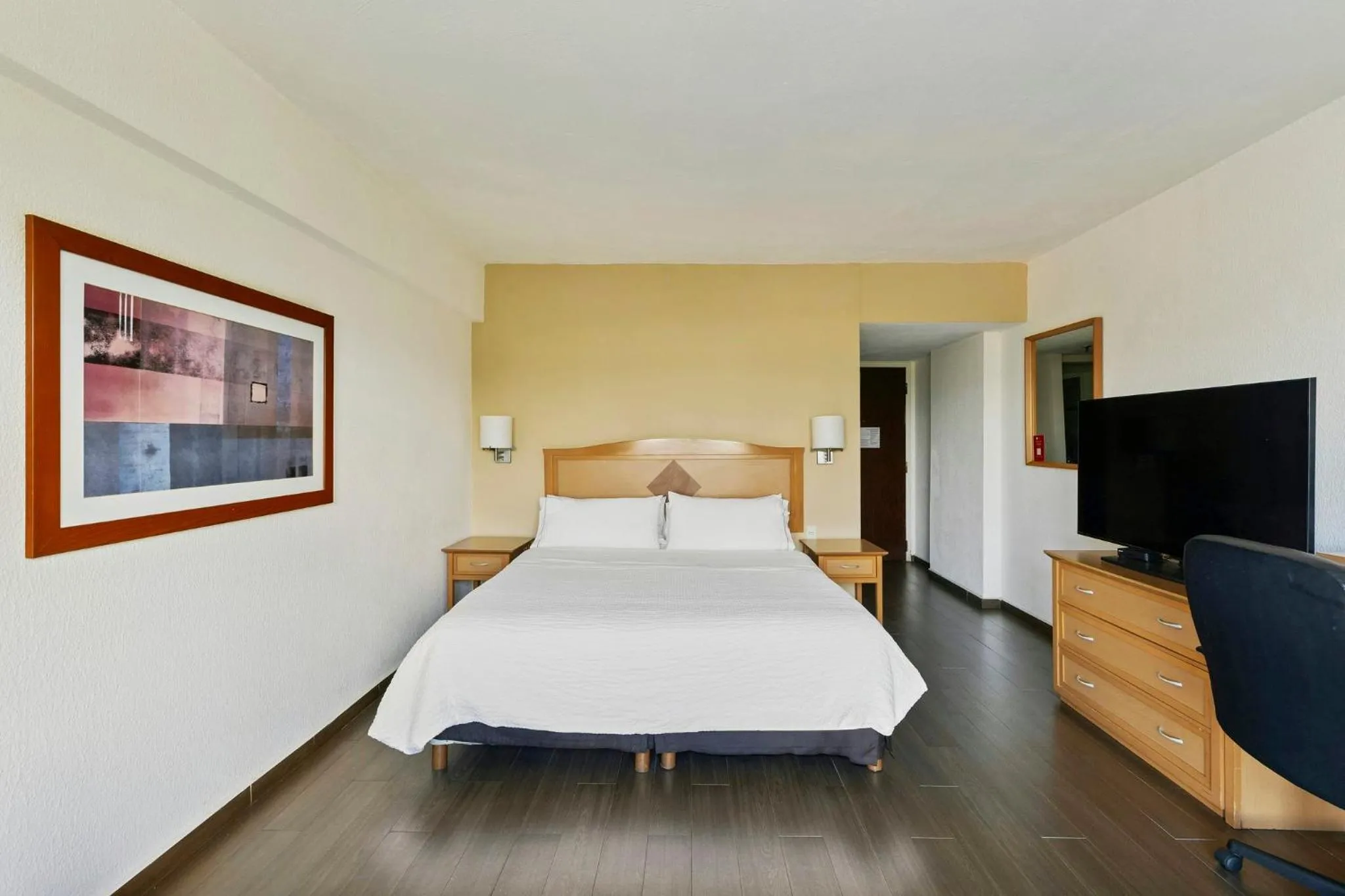 Photo of the whole room, Bed in Fiesta Inn Express Chihuahua