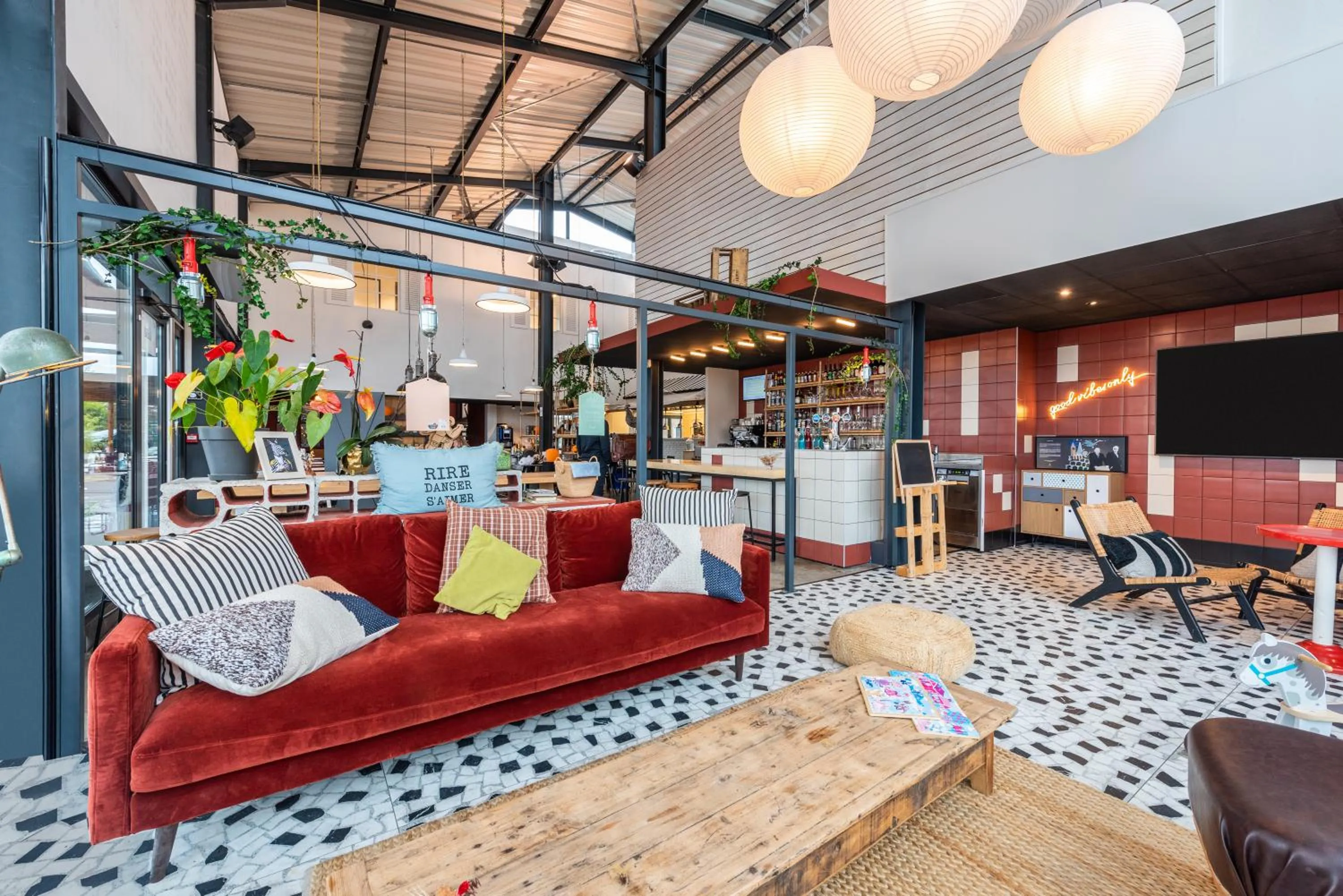 Communal lounge/ TV room in Greet hotel Bourg-en-Bresse Sud Montagnat