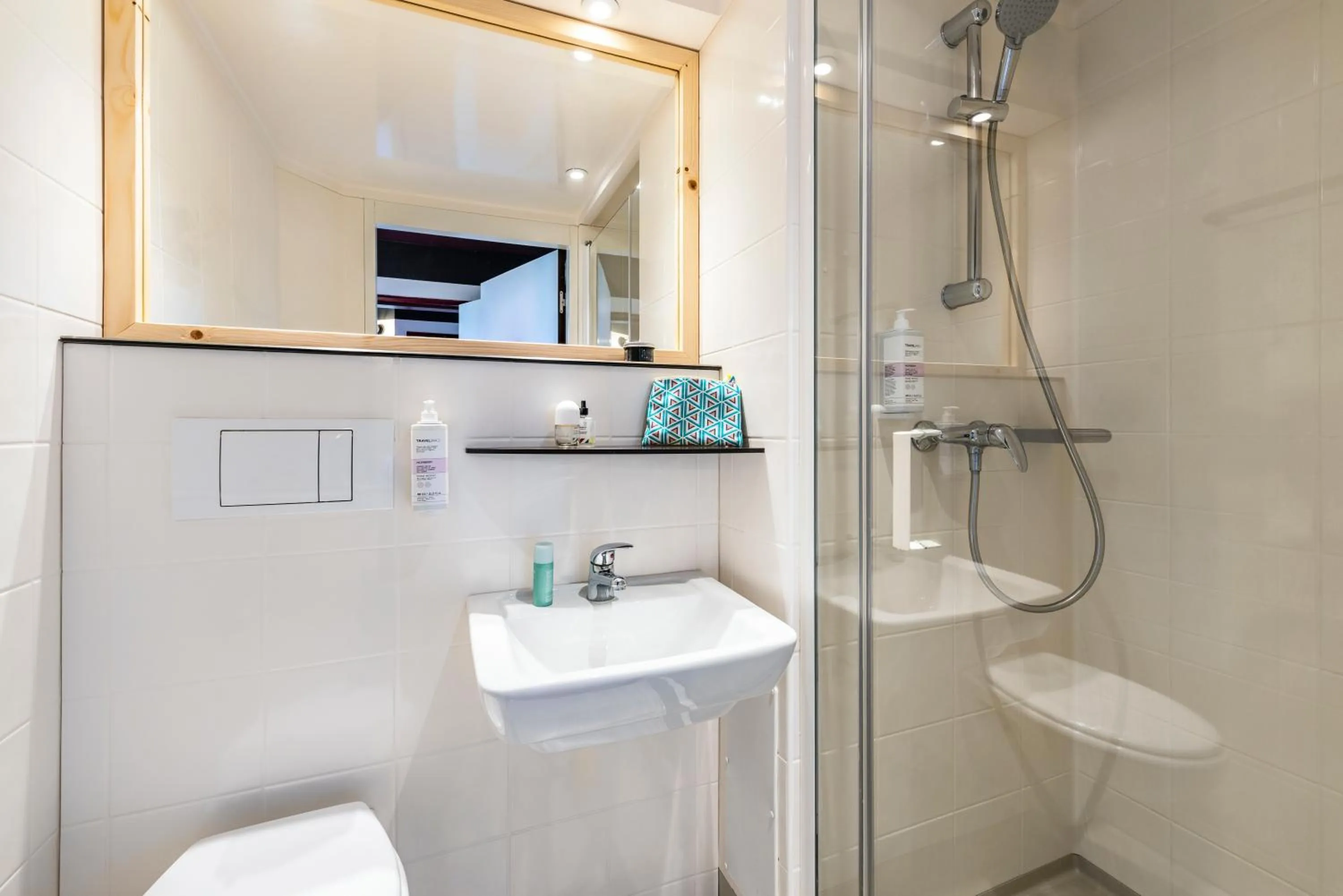 Shower in Greet hotel Bourg-en-Bresse Sud Montagnat