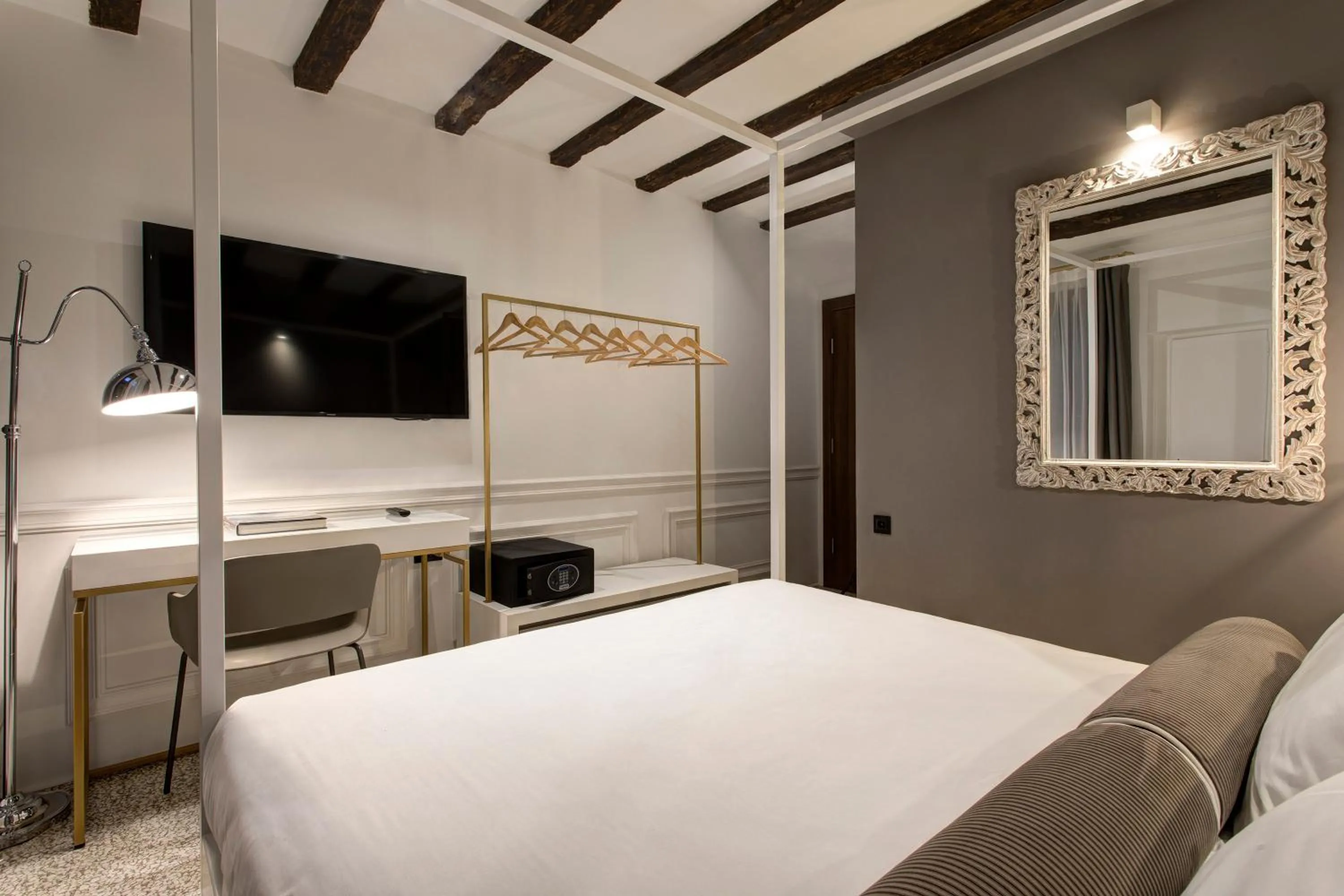 TV and multimedia, Bed in San Marco Suite 755