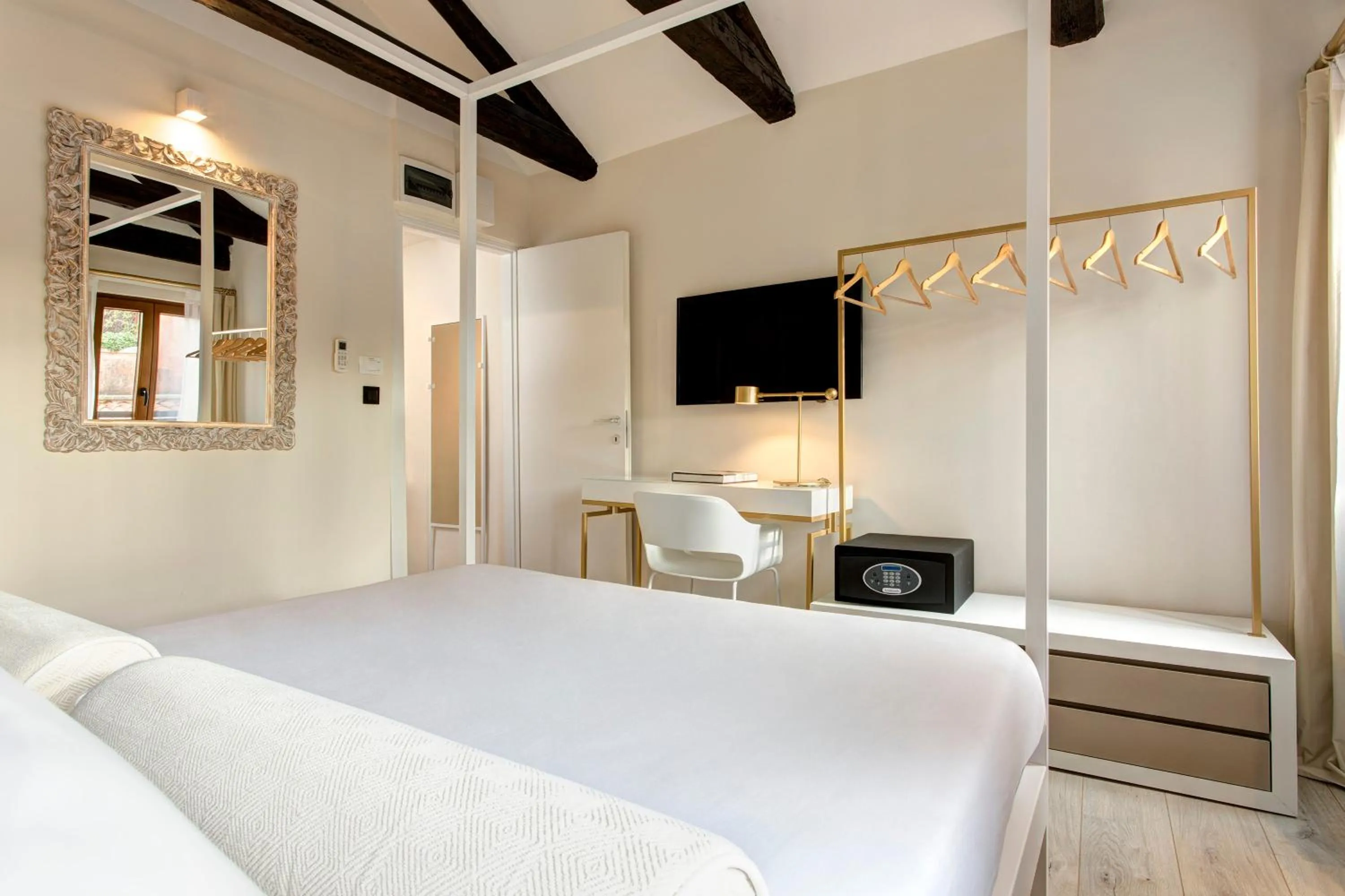 Photo of the whole room, Bed in San Marco Suite 755