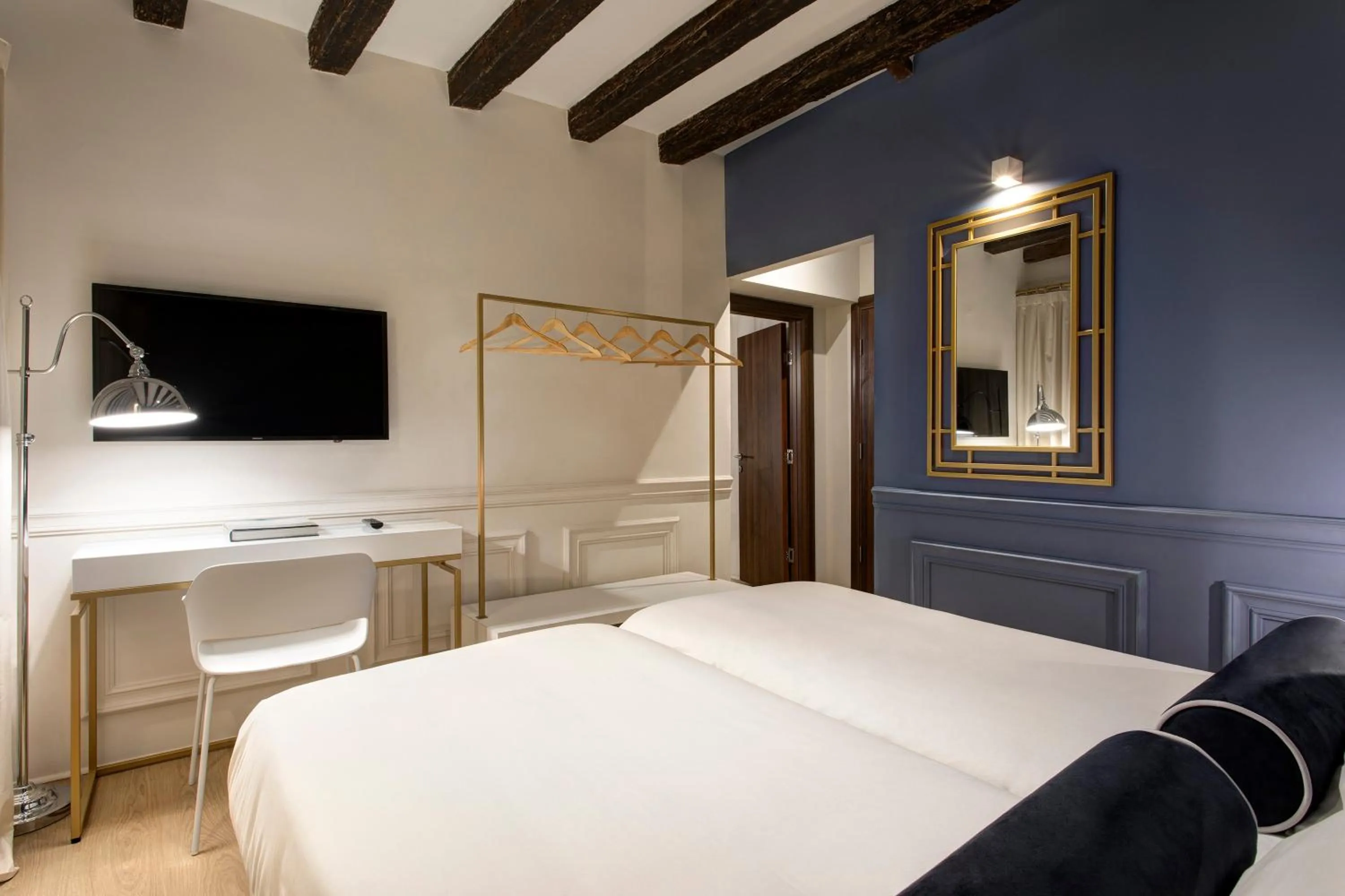 Photo of the whole room, Bed in San Marco Suite 755