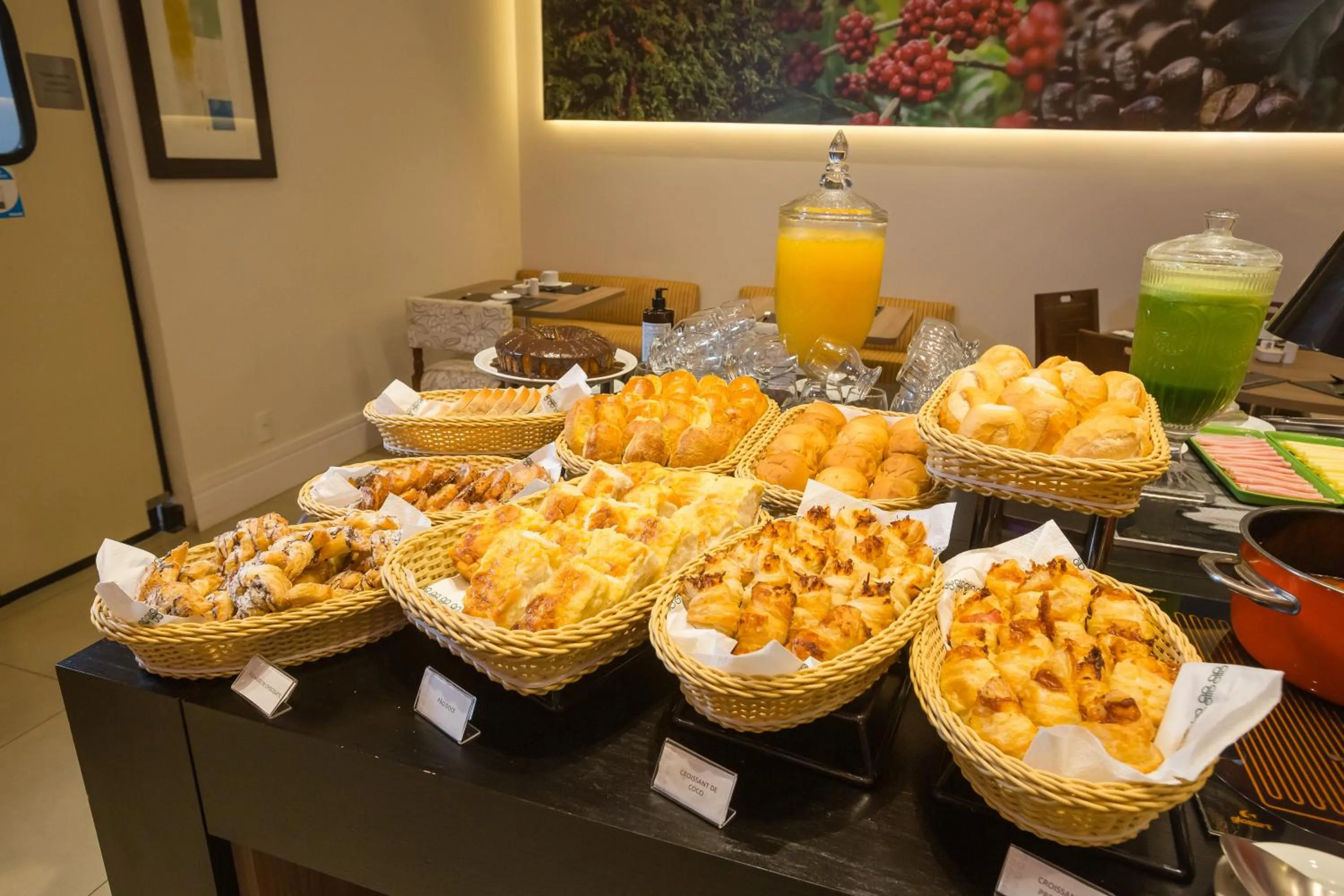 Restaurant/places to eat in Bourbon Hotel Cambara