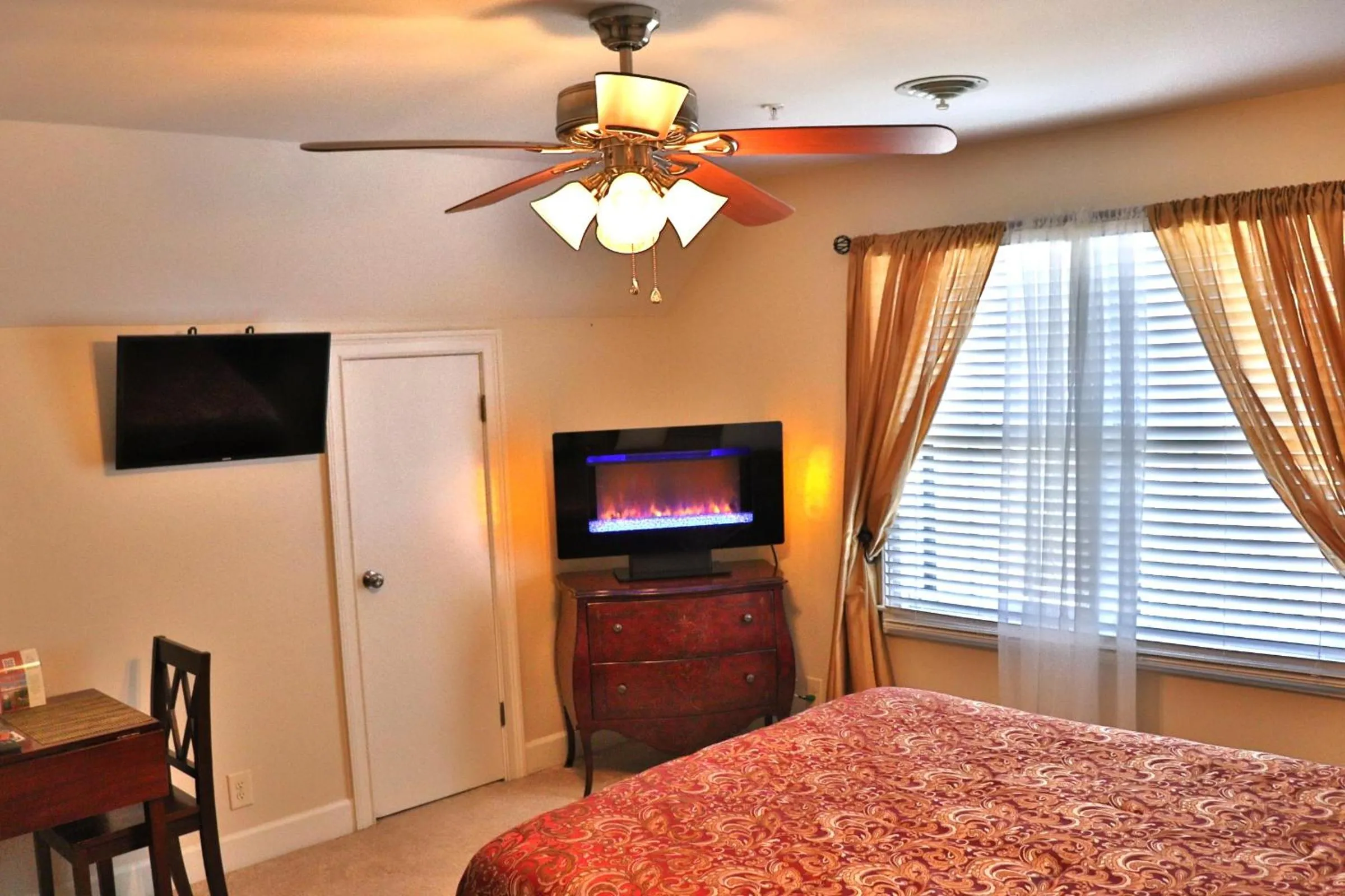 Bed in Pleasanton Courtyard Bed and Breakfast