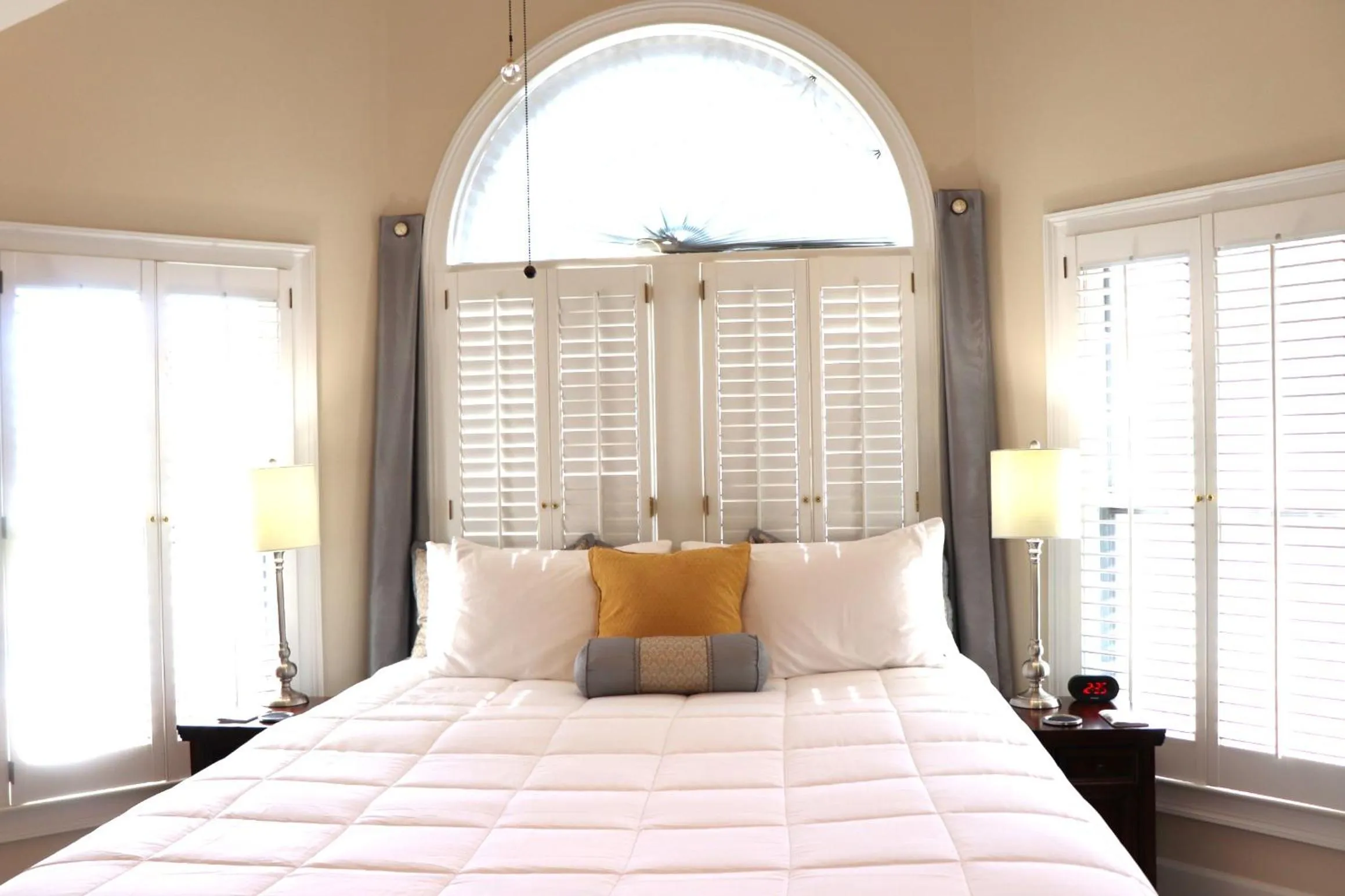 Bed in Pleasanton Courtyard Bed and Breakfast