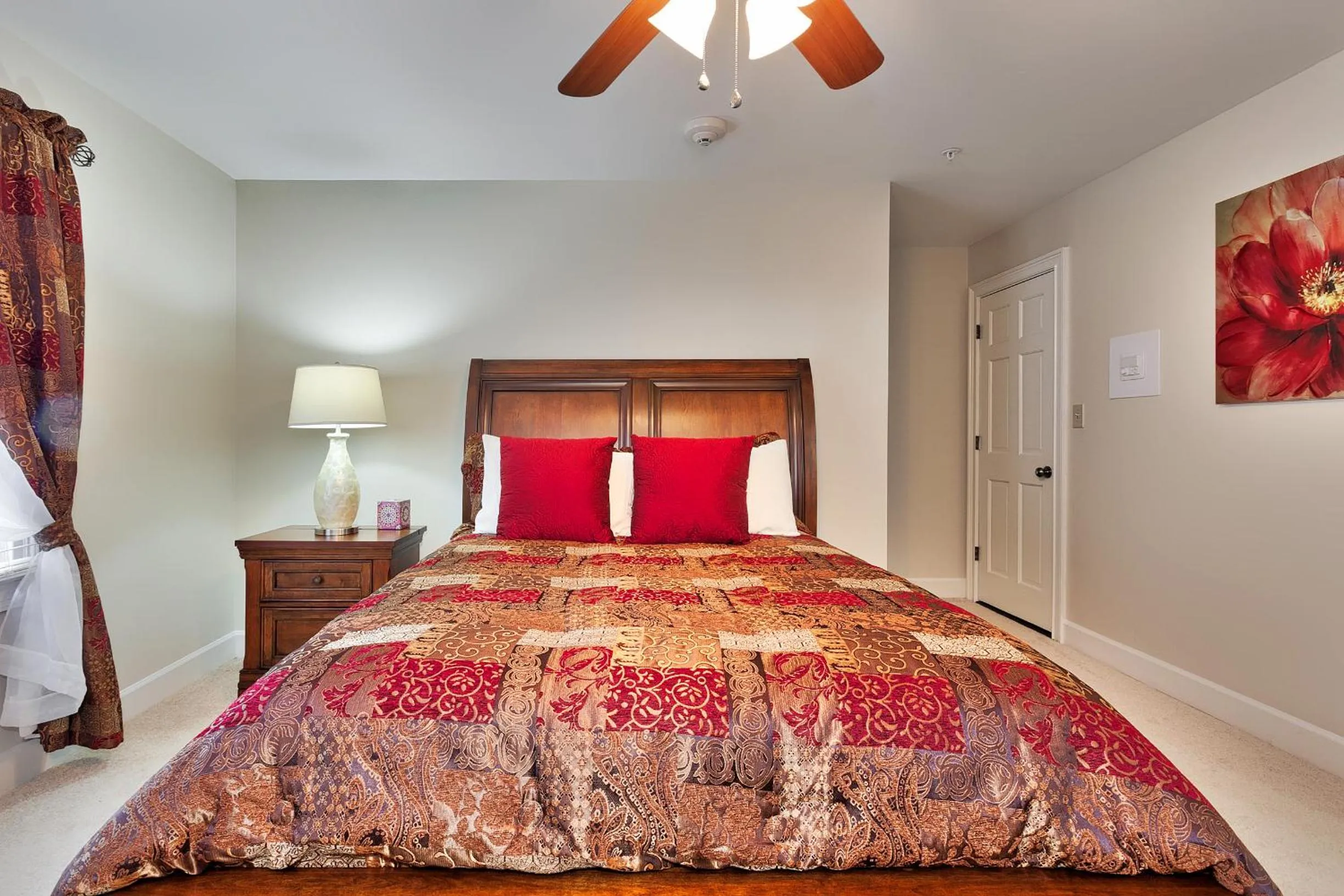 Bed in Pleasanton Courtyard Bed and Breakfast