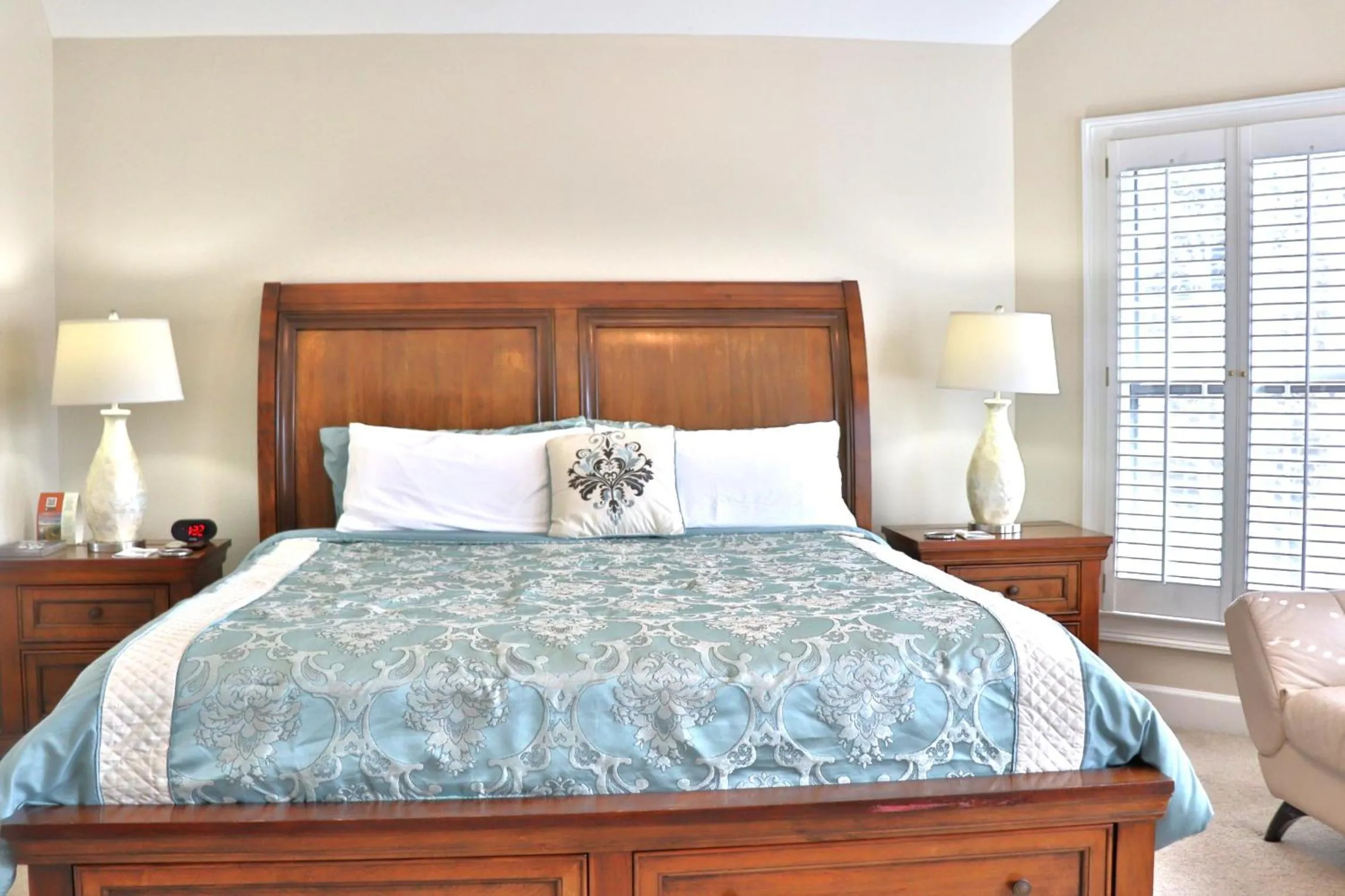 Bed in Pleasanton Courtyard Bed and Breakfast