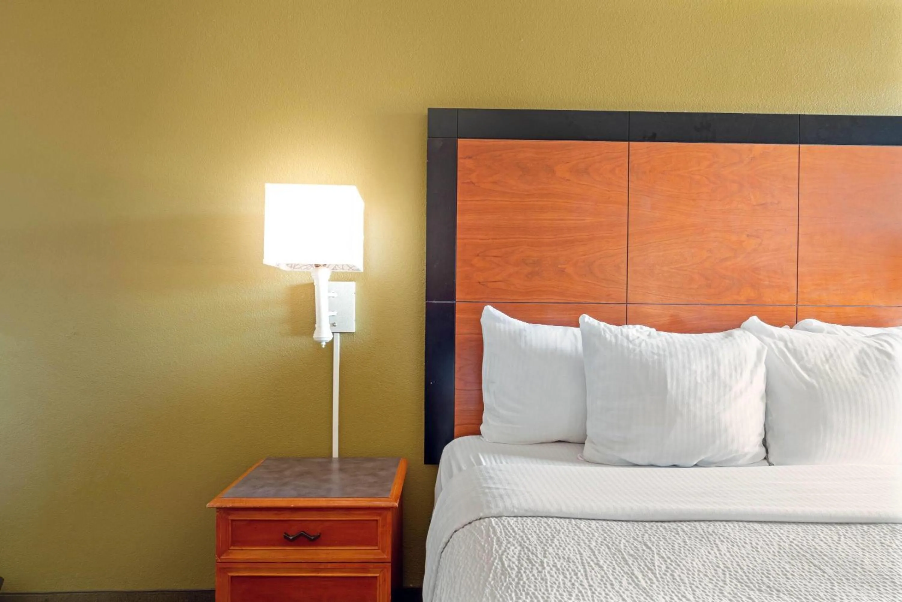 Photo of the whole room, Bed in Travelodge by Wyndham Phoenix North