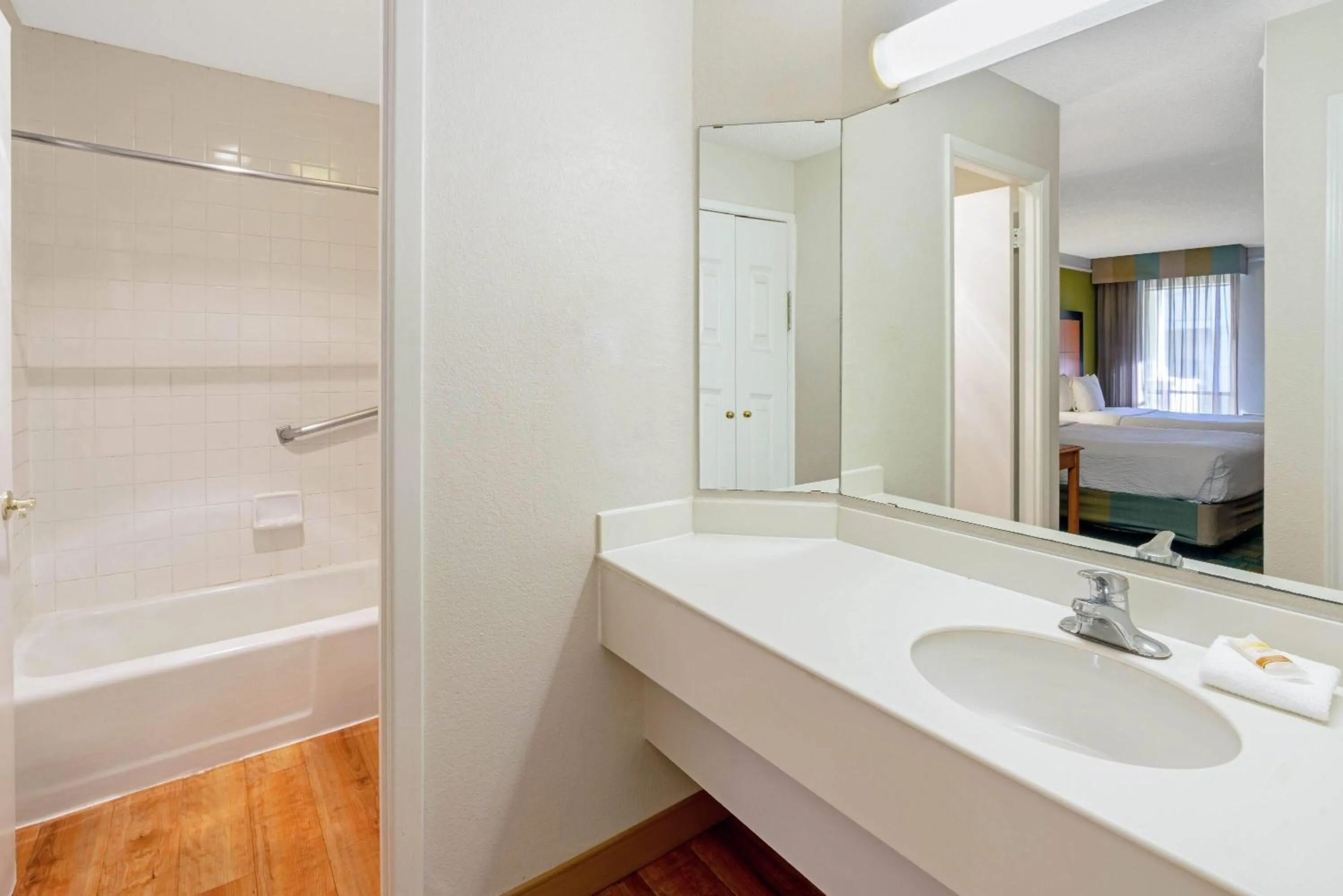 Bathroom in La Quinta Inn by Wyndham Phoenix North