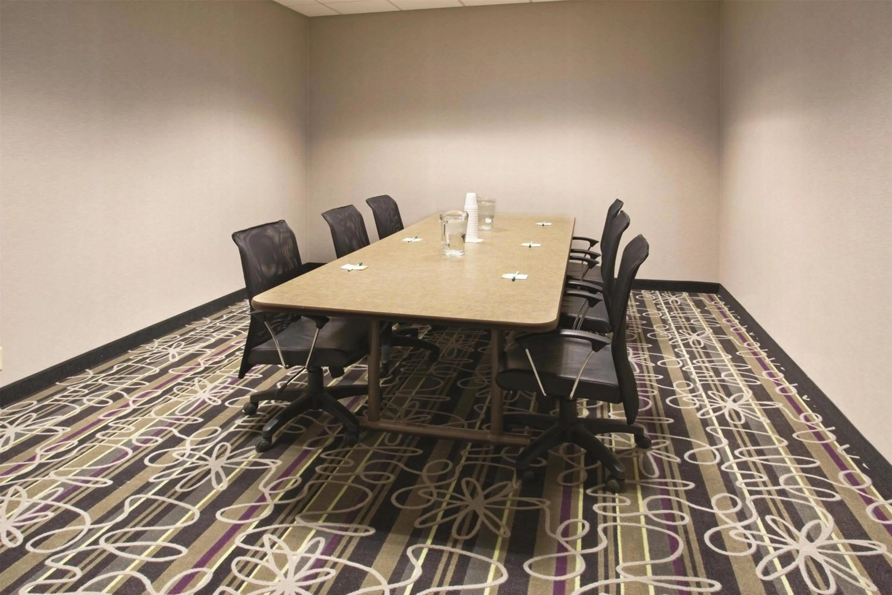 Meeting/conference room in La Quinta by Wyndham Denver Englewood Tech Ctr