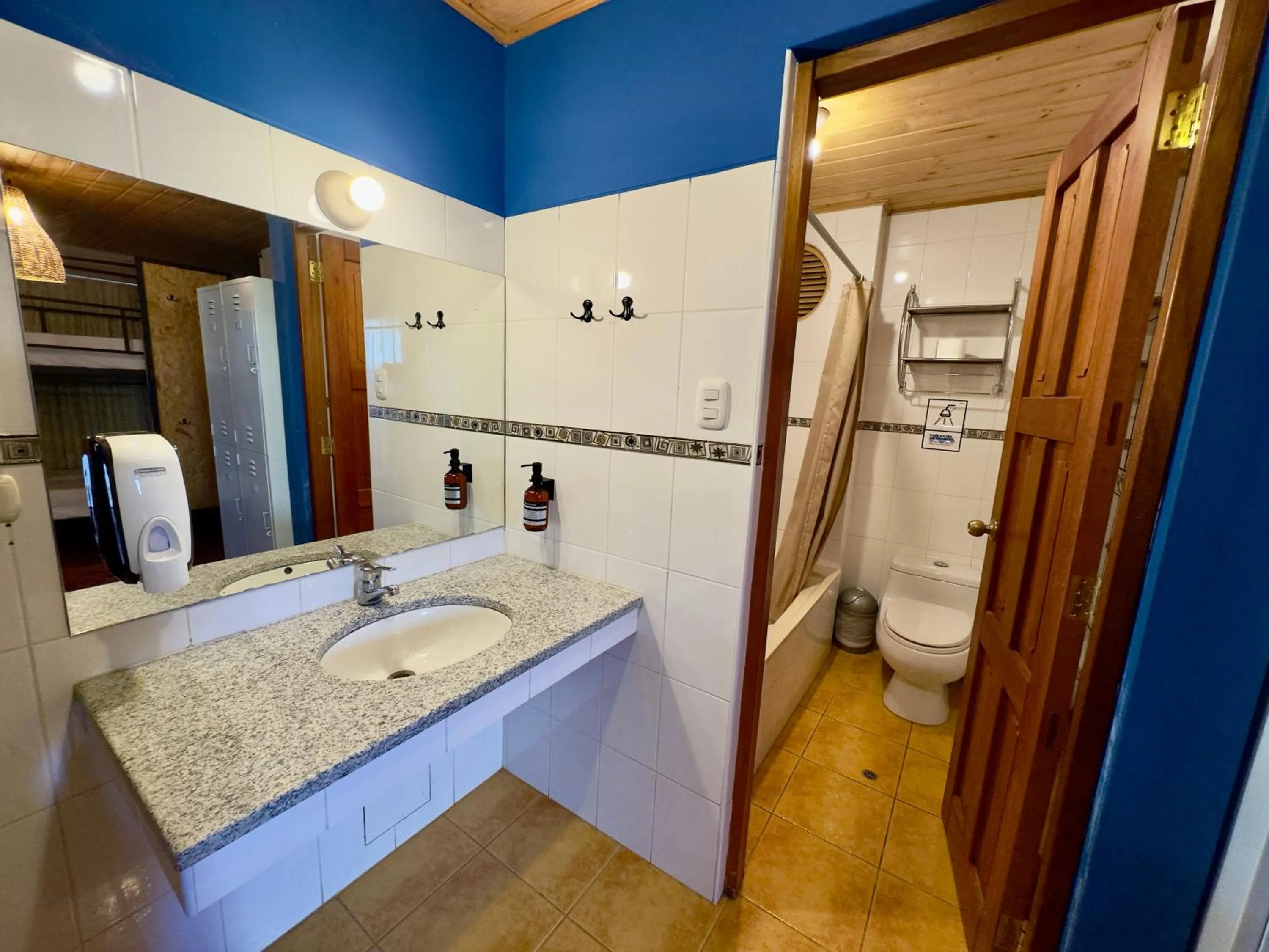 Shower in Selina Huaraz