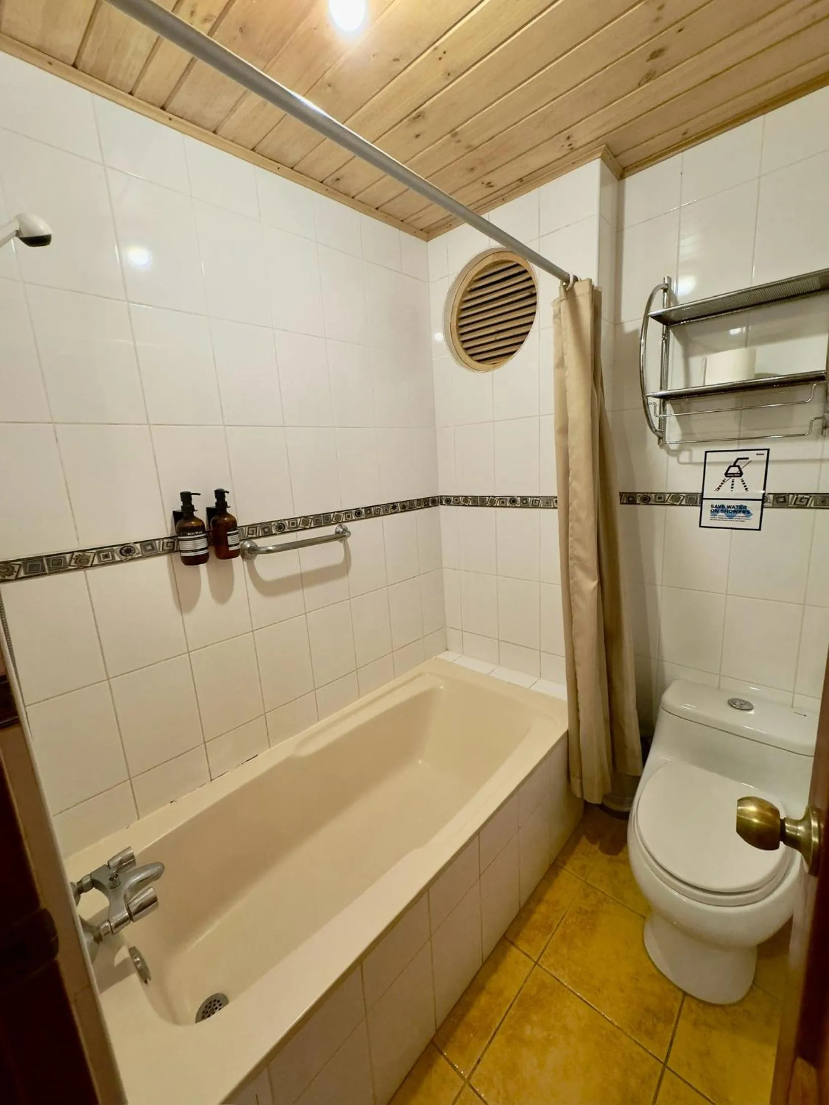 Shower in Selina Huaraz