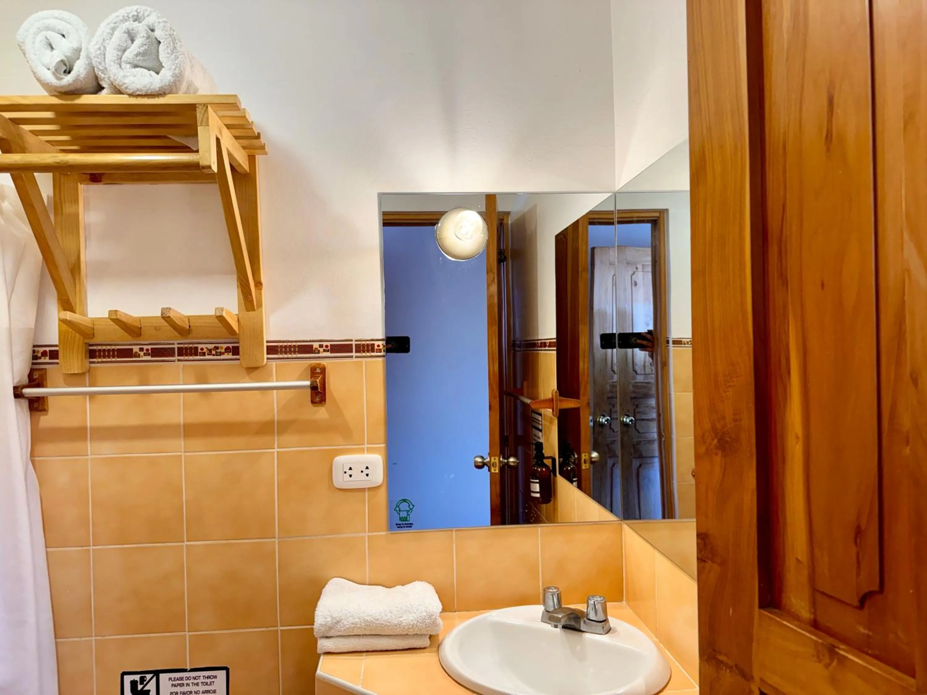 Shower in Selina Huaraz