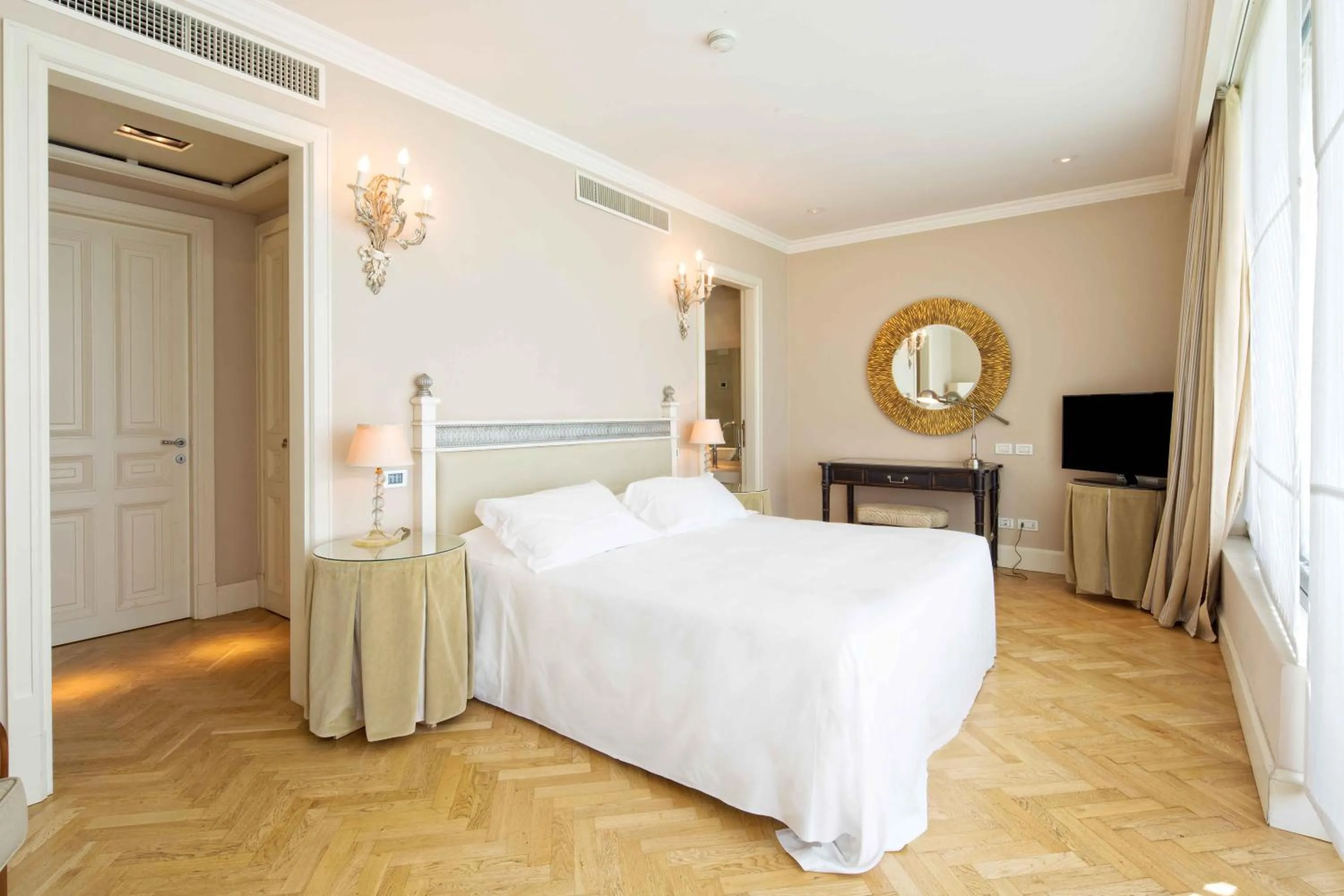 Photo of the whole room, Bed in Riviera Golf Resort