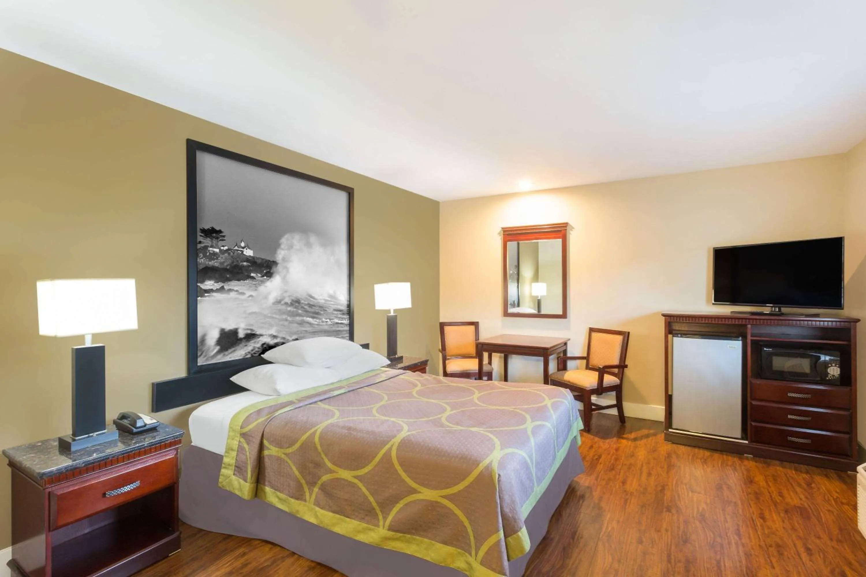 Photo of the whole room, Bed in Super 8 by Wyndham Martinez